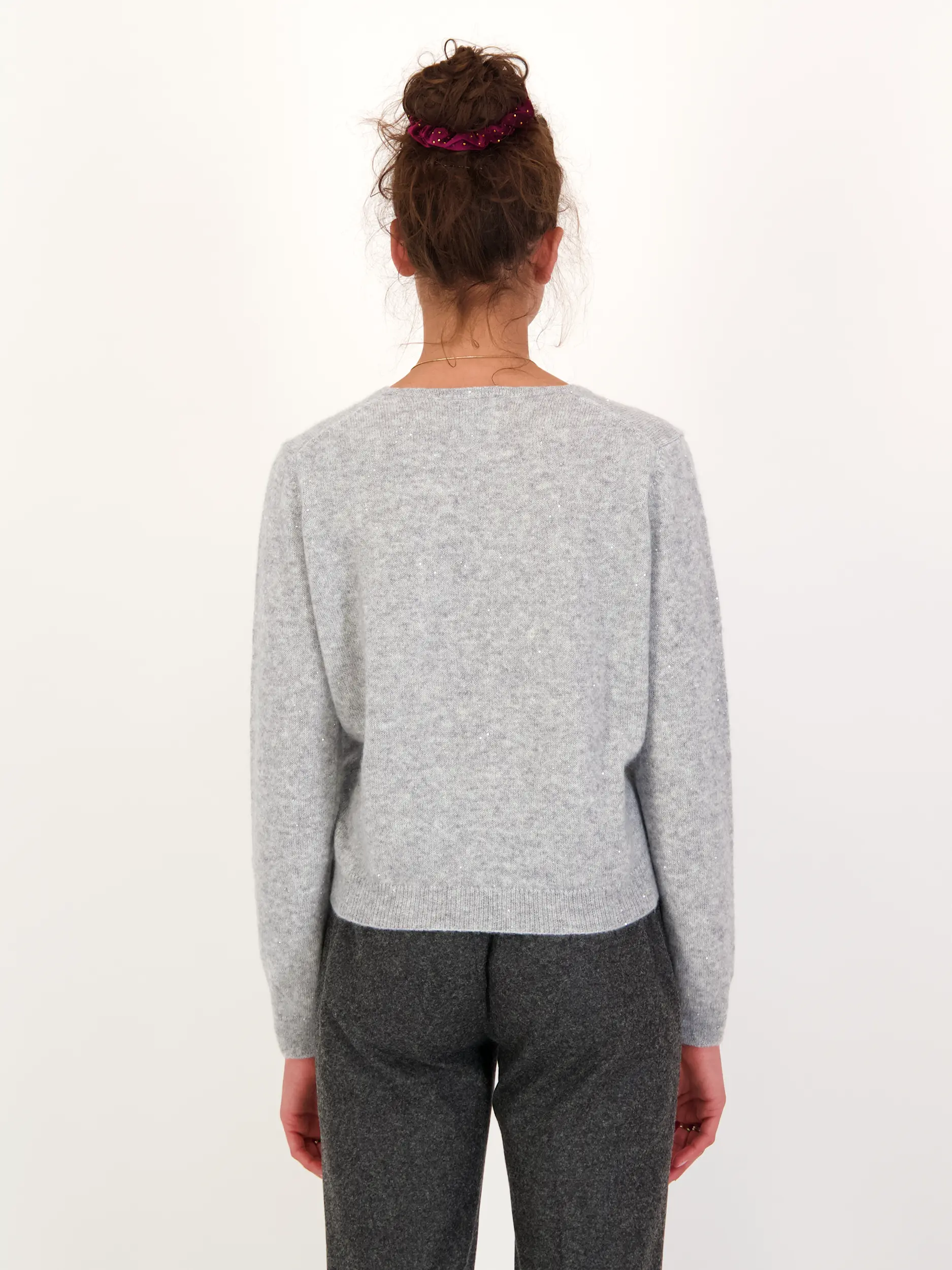 Pullover aus Woll-Mix langarm - Artikel Rückseite getragen von einem Modell - Farbe: Grau