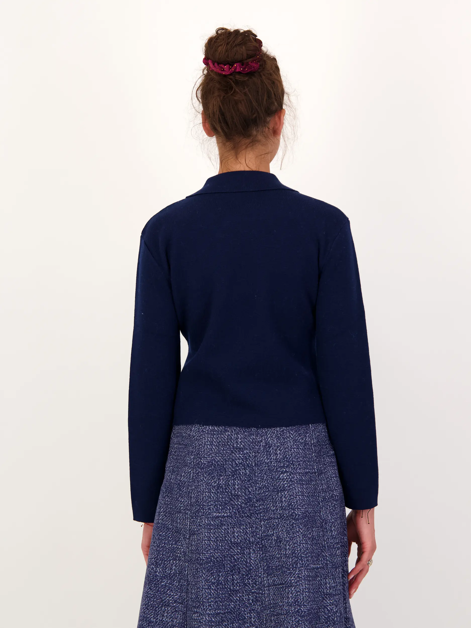 Strickjacke aus Wolle - Artikel Rückseite getragen von einem Modell - Farbe: Blau