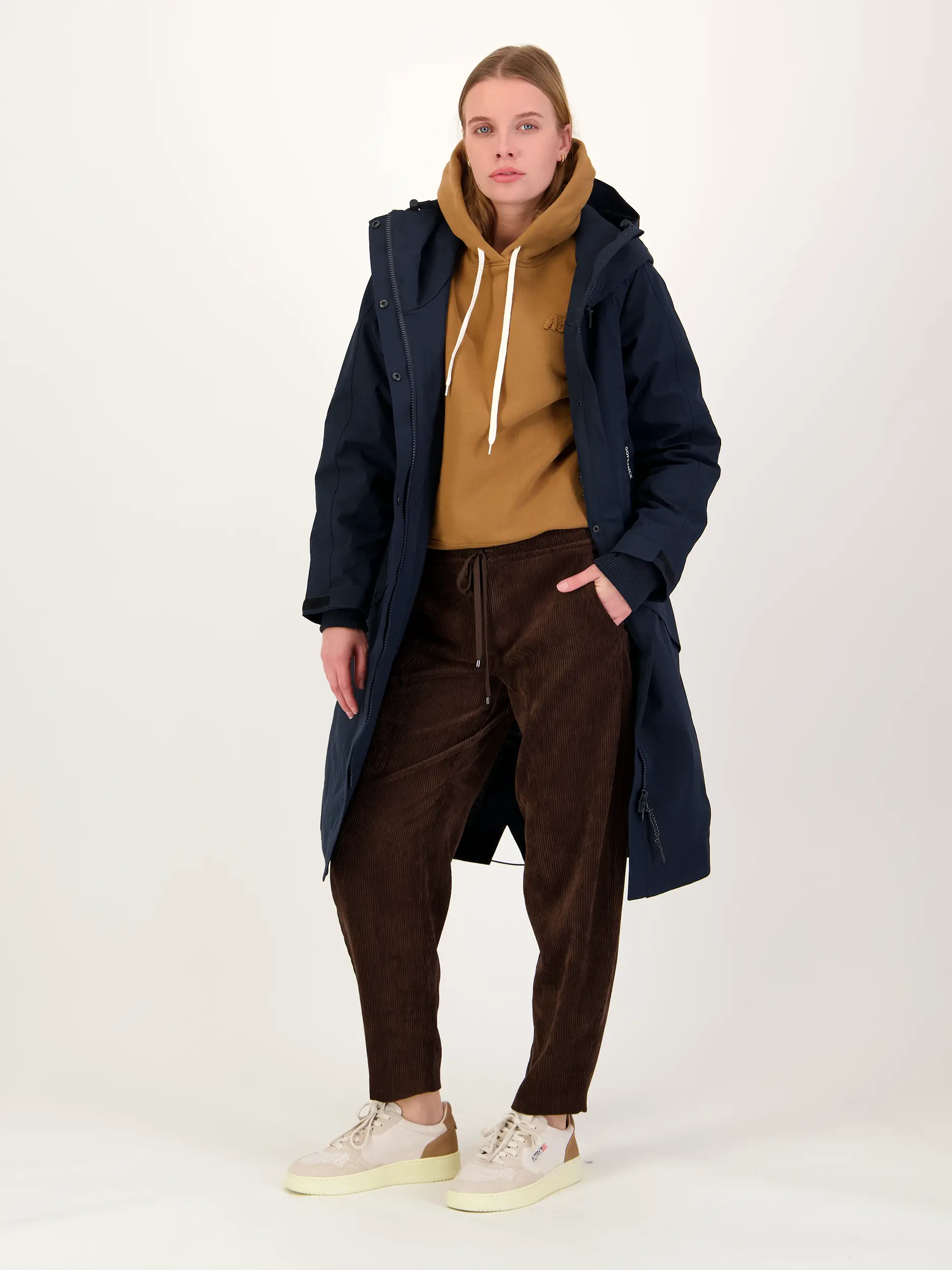 Cordhose 'Eden' - Artikel Teil eines Outfits getragen von einem Modell - Farbe: Braun