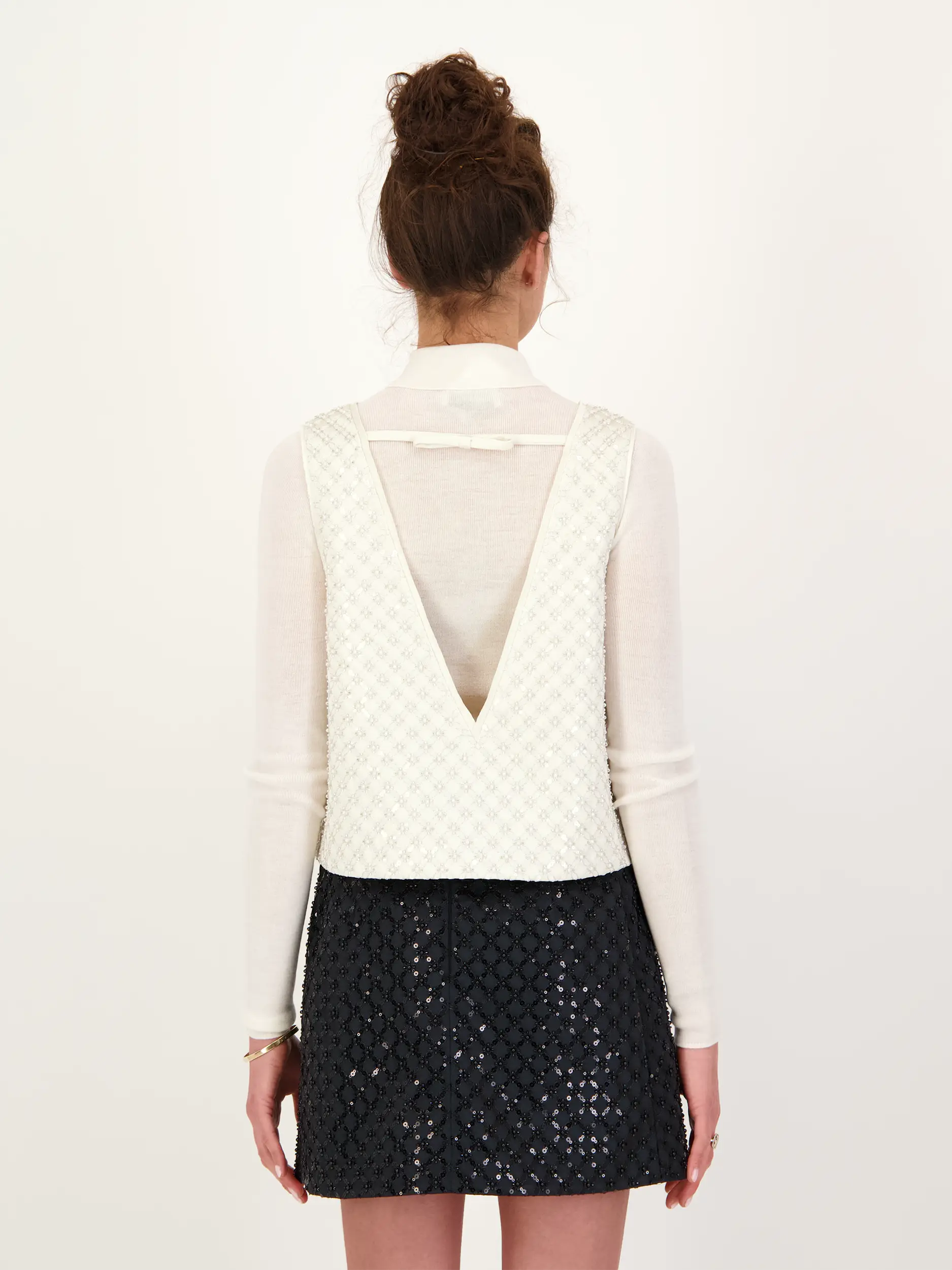 Top mit Pailletten - Artikel Rückseite getragen von einem Modell - Farbe: Creme