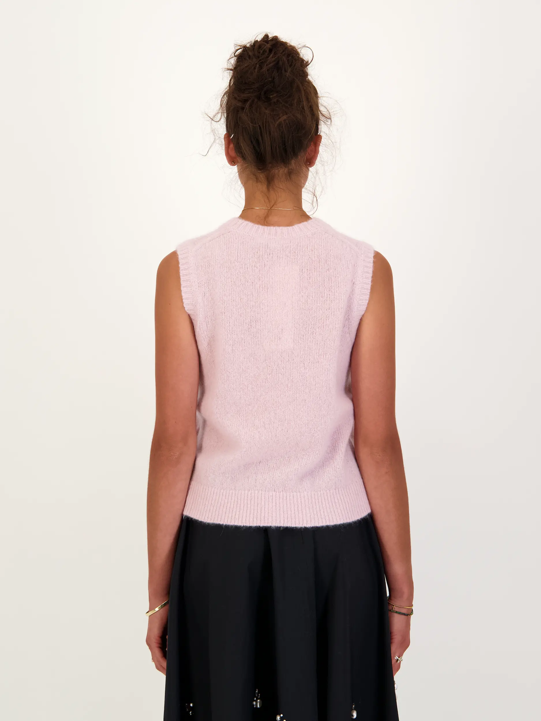 Pullunder 'Luxury Love' aus Kaschmir - Artikel Rückseite getragen von einem Modell - Farbe: Rosa&Pink