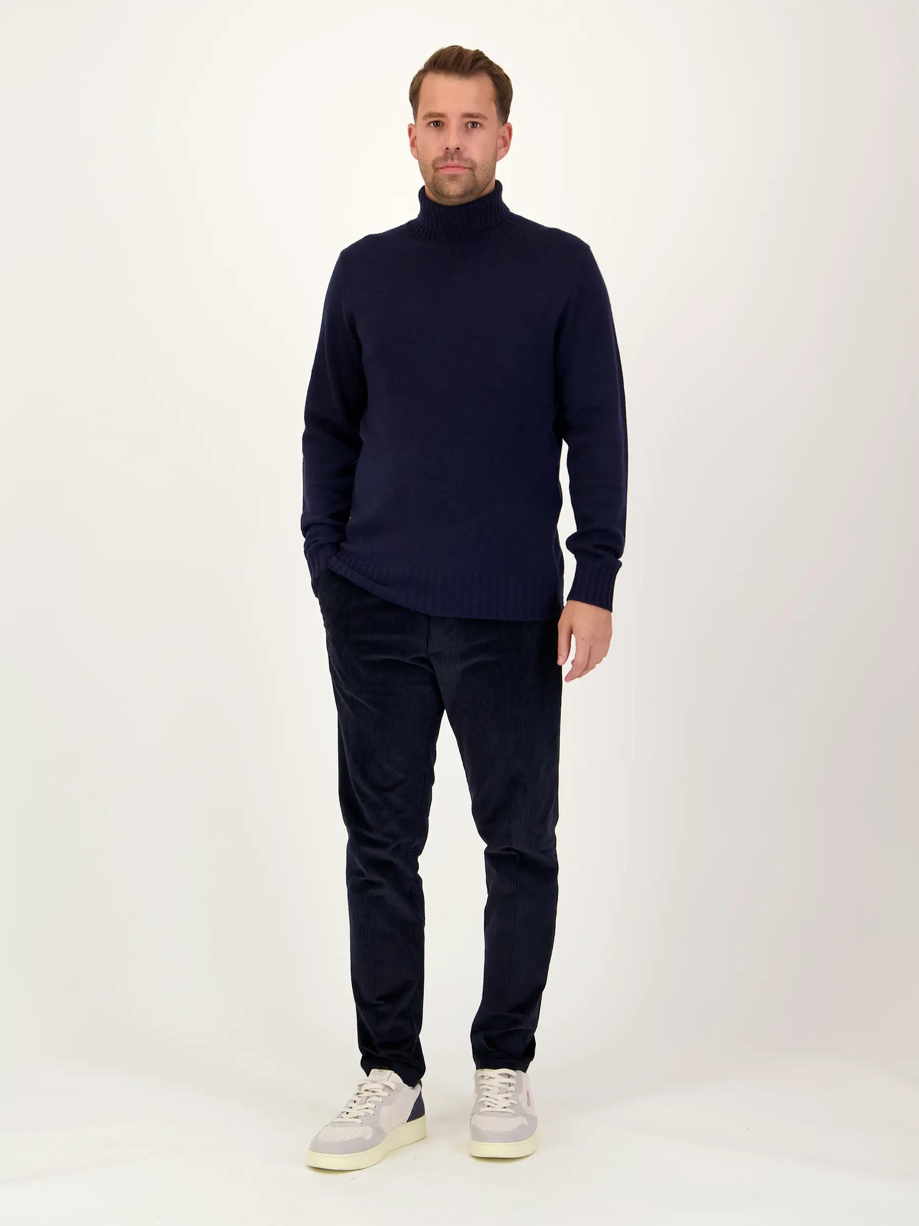 Rollkragenpullover 'Trani' aus Kaschmir-Merino-Mix langarm - Artikel Teil eines Outfits getragen von einem Modell - Farbe: Blau