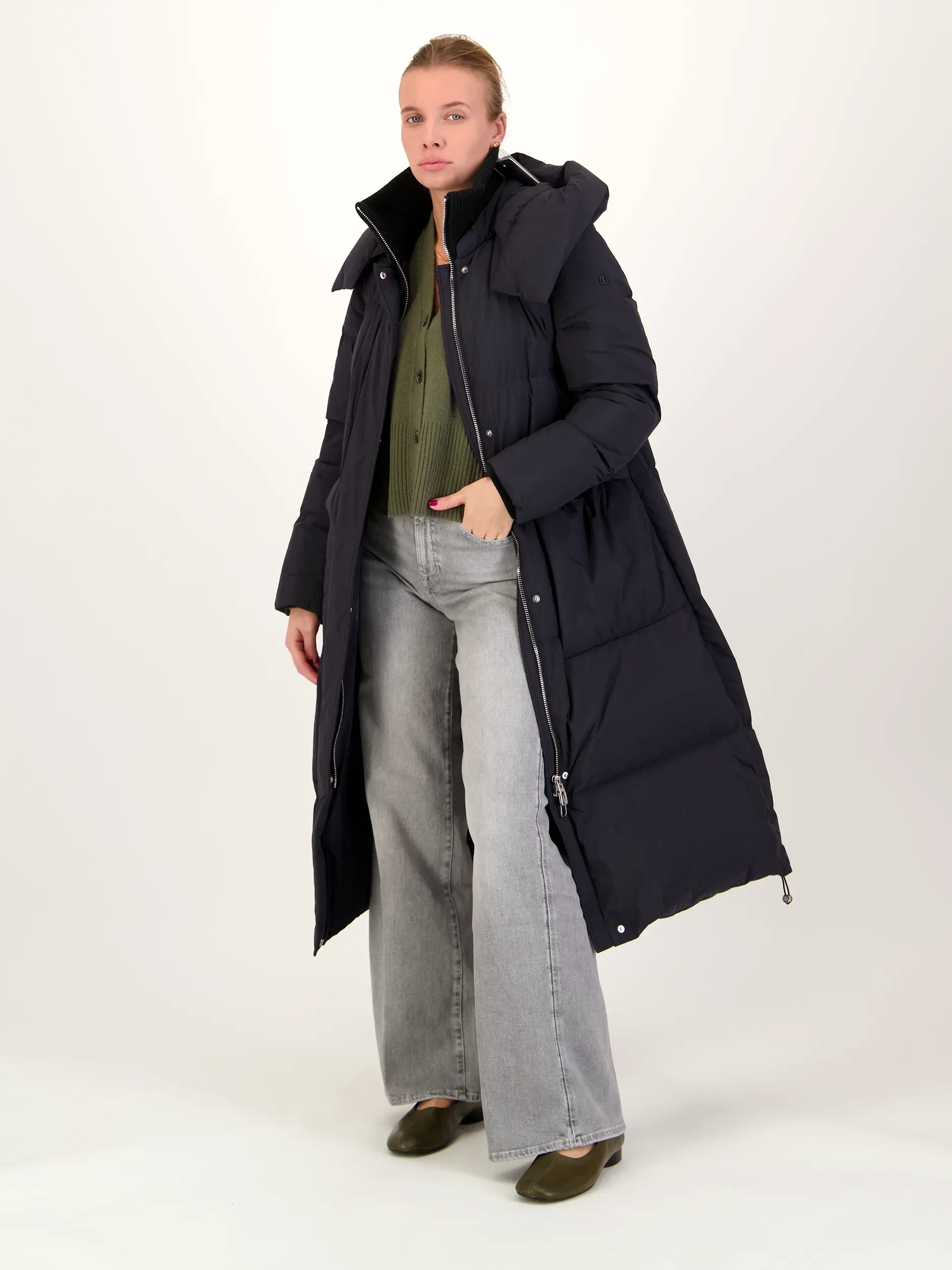Strickjacke aus Wolle - Artikel Teil eines Outfits getragen von einem Modell - Farbe: Grün