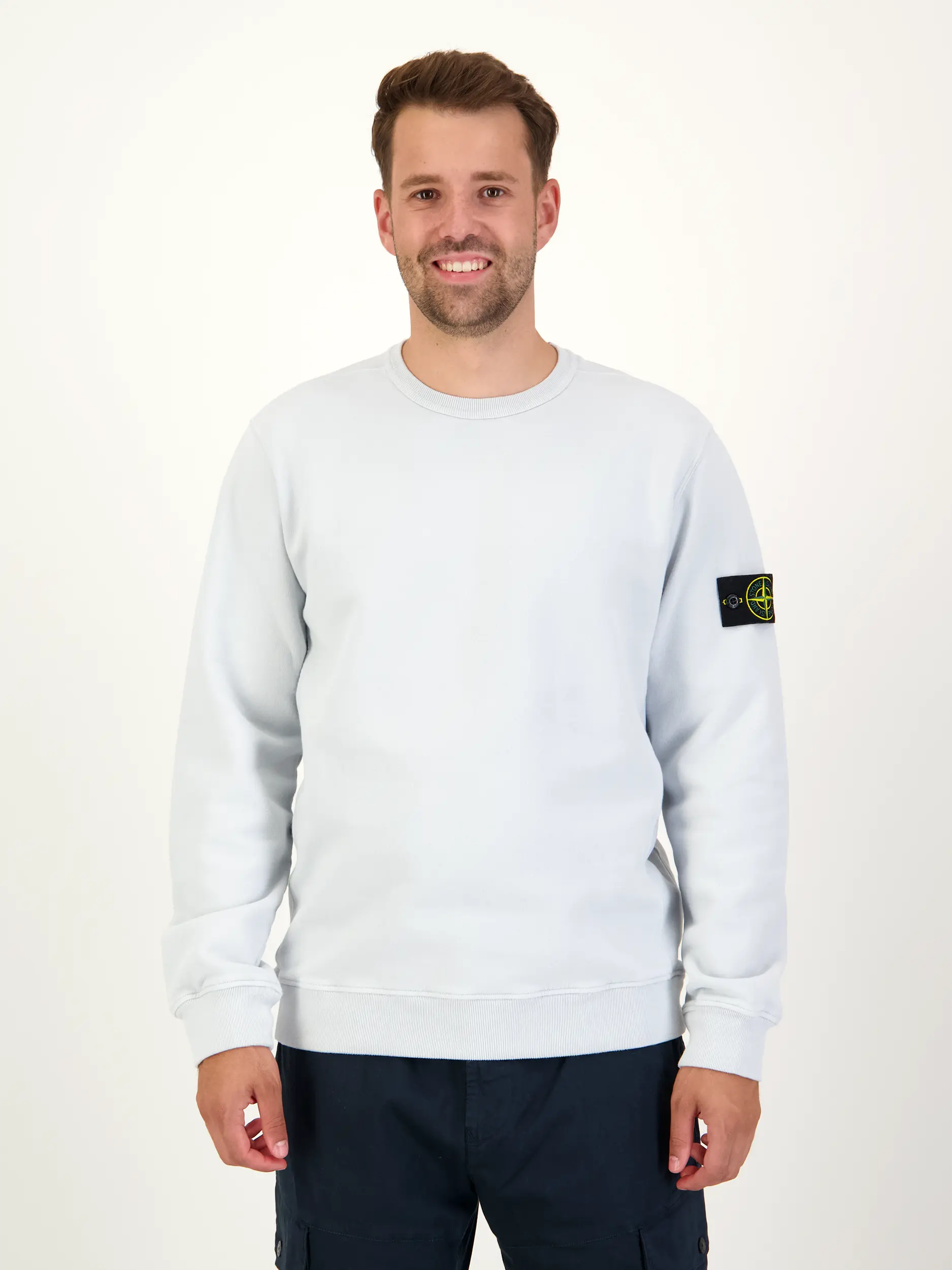 Sweatshirt - Artikel Vorderseite getragen von einem Modell