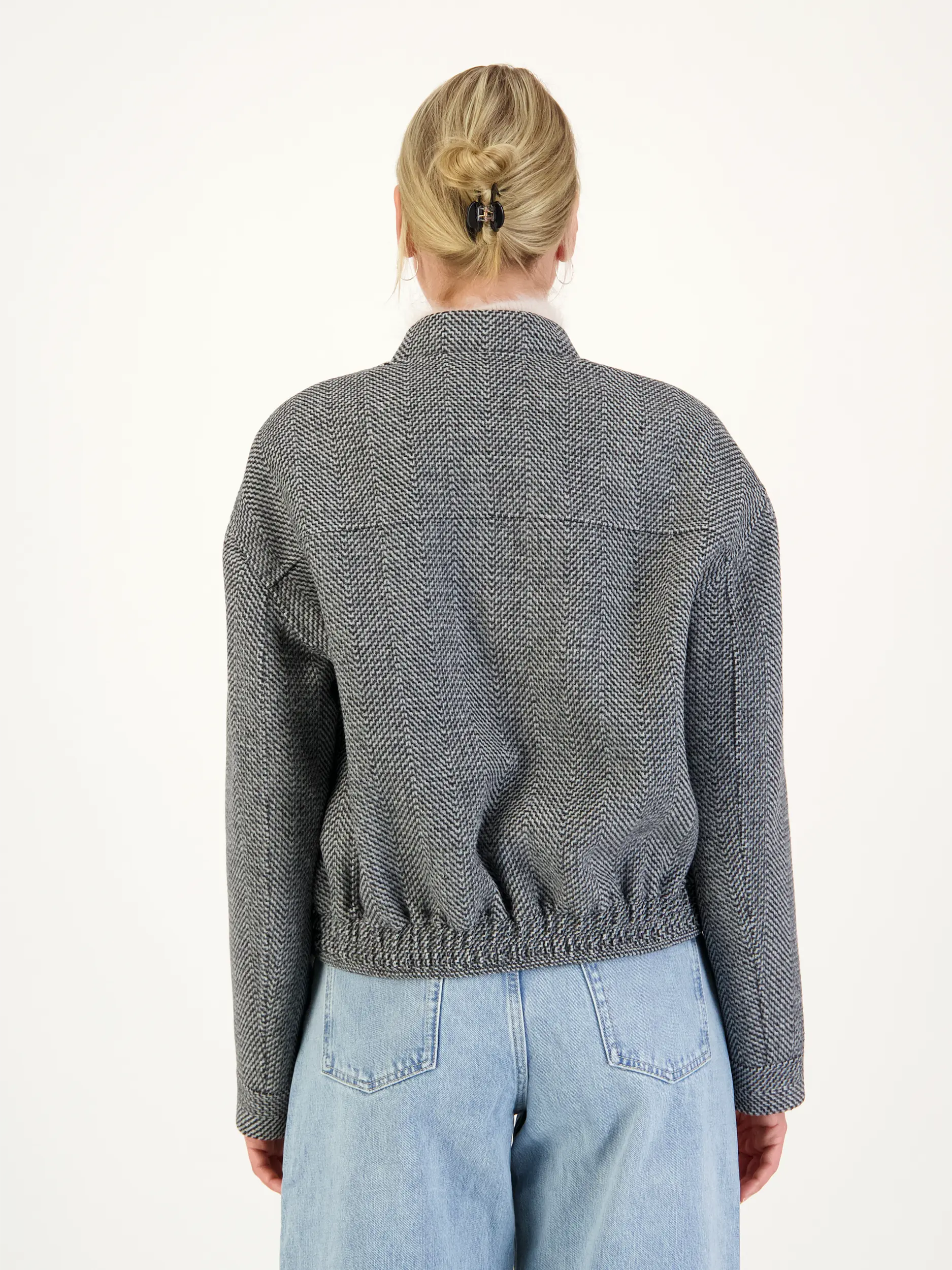 Wolljacke - Artikel Rückseite getragen von einem Modell - Farbe: Schwarz