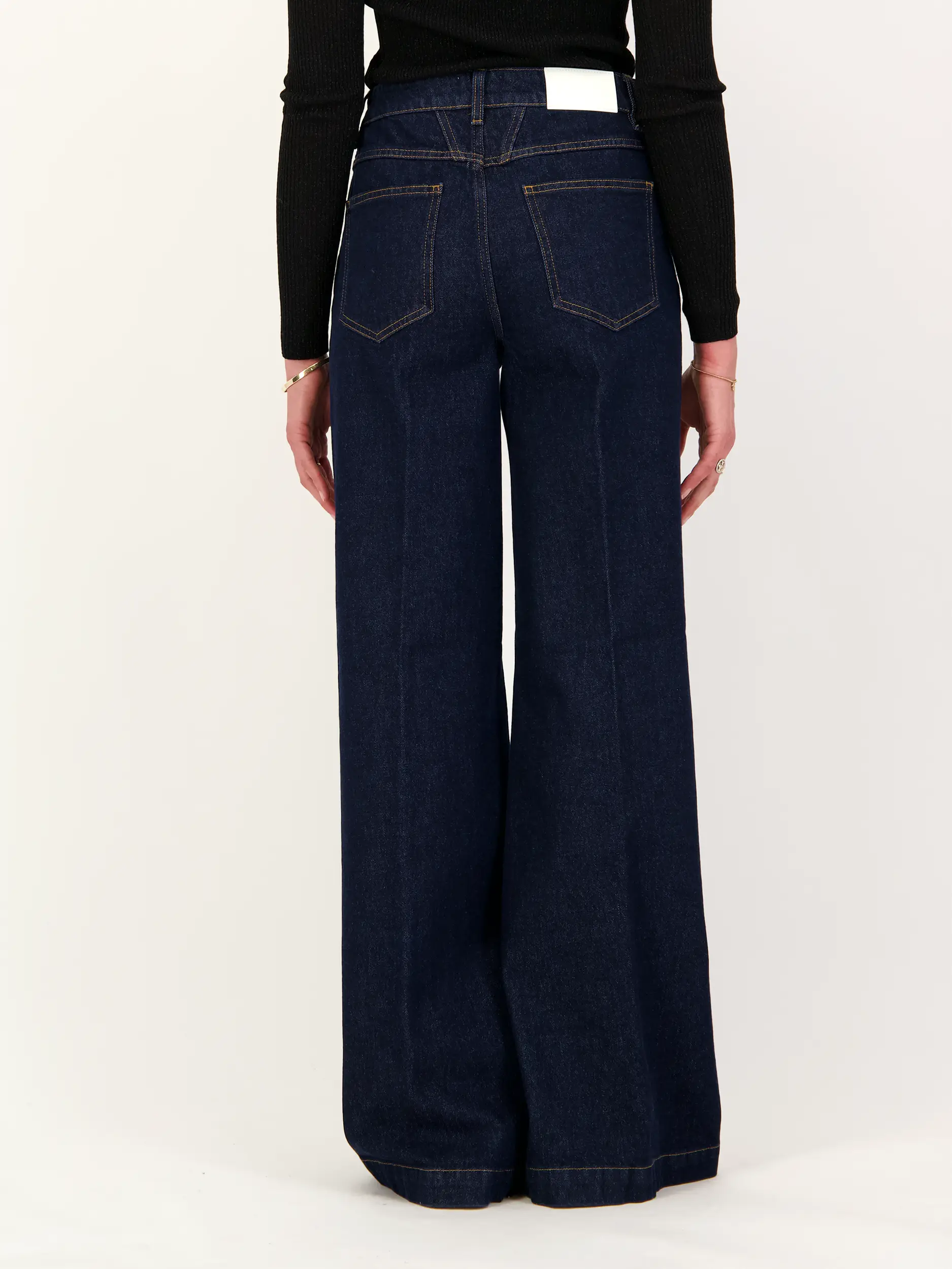 High Rise Wide Leg Jeans - Artikel Rückseite getragen von einem Modell - Farbe: Blau
