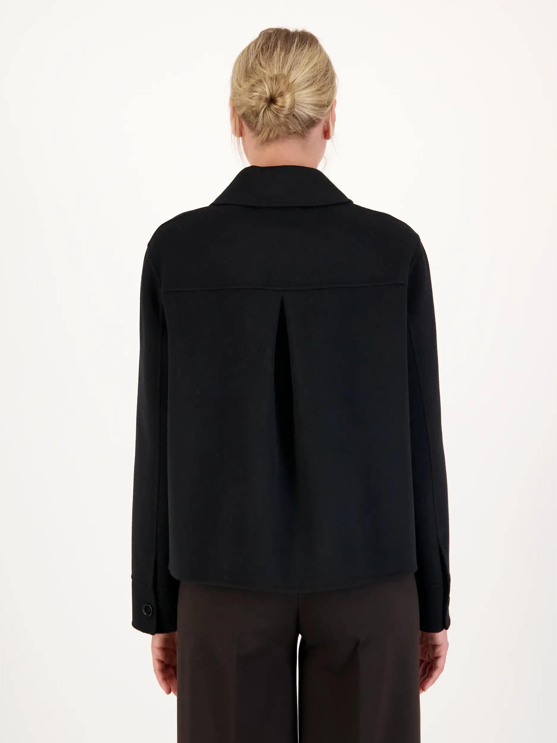 Wolljacke 'Winter' - Artikel Rückseite getragen von einem Modell - Farbe: Schwarz