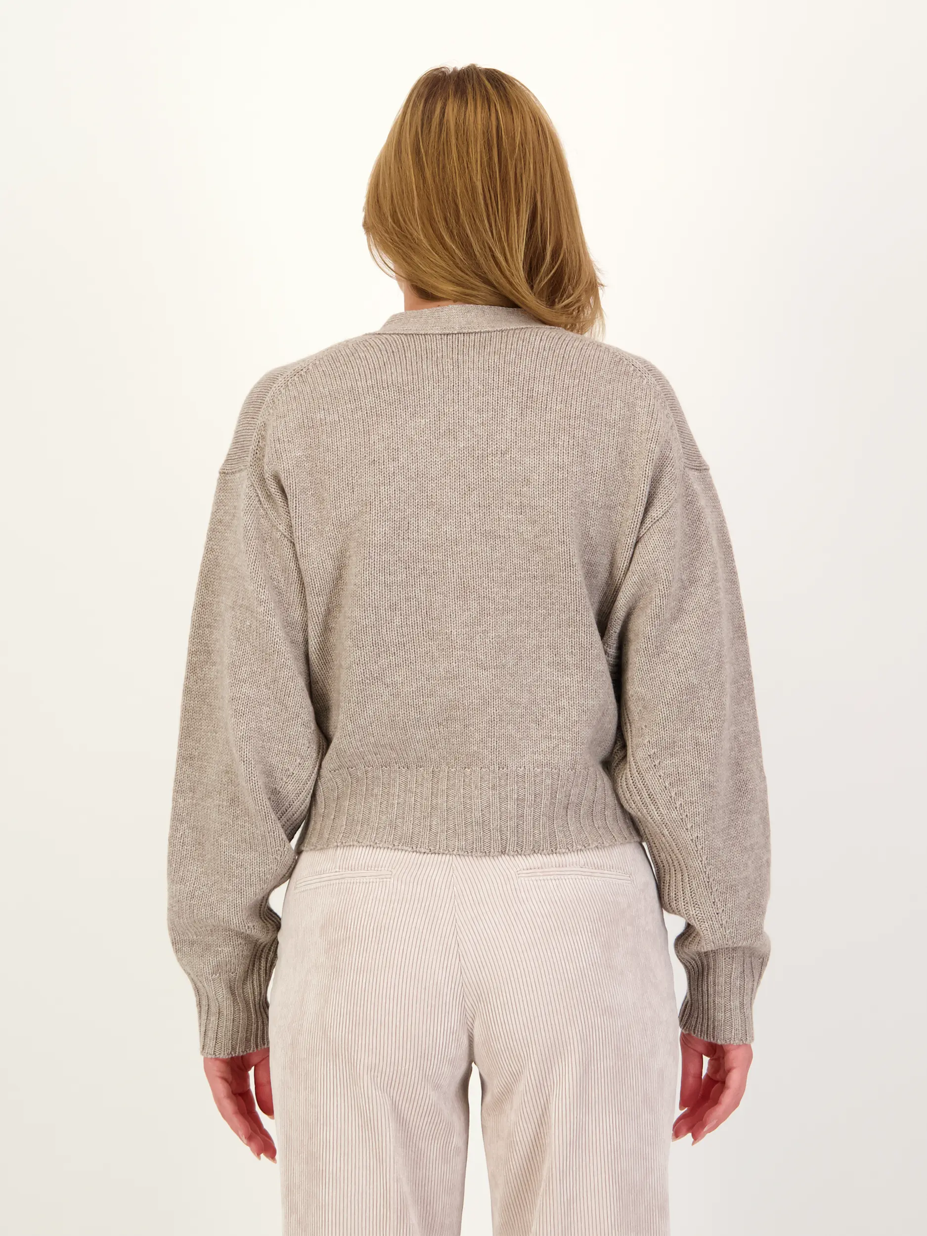 Strickjacke aus Wolle - Artikel Rückseite getragen von einem Modell - Farbe: Braun