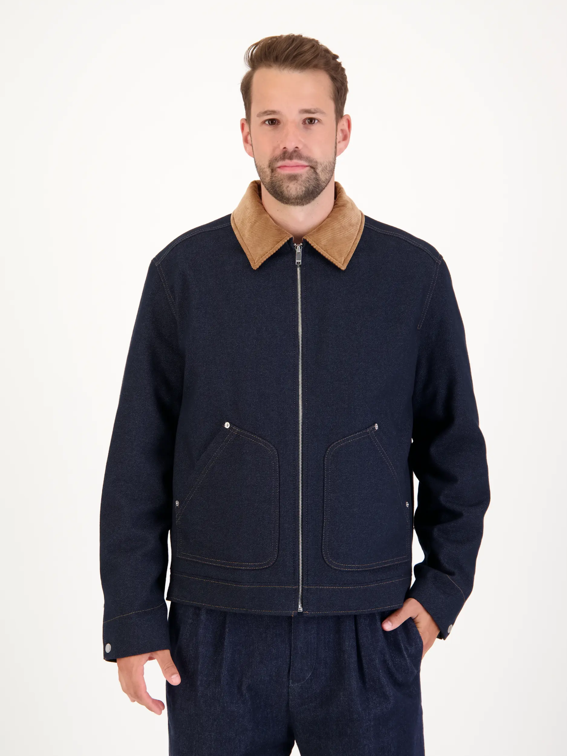 Jacke 'Rikalo' - Artikel Vorderseite getragen von einem Modell - Farbe: Blau
