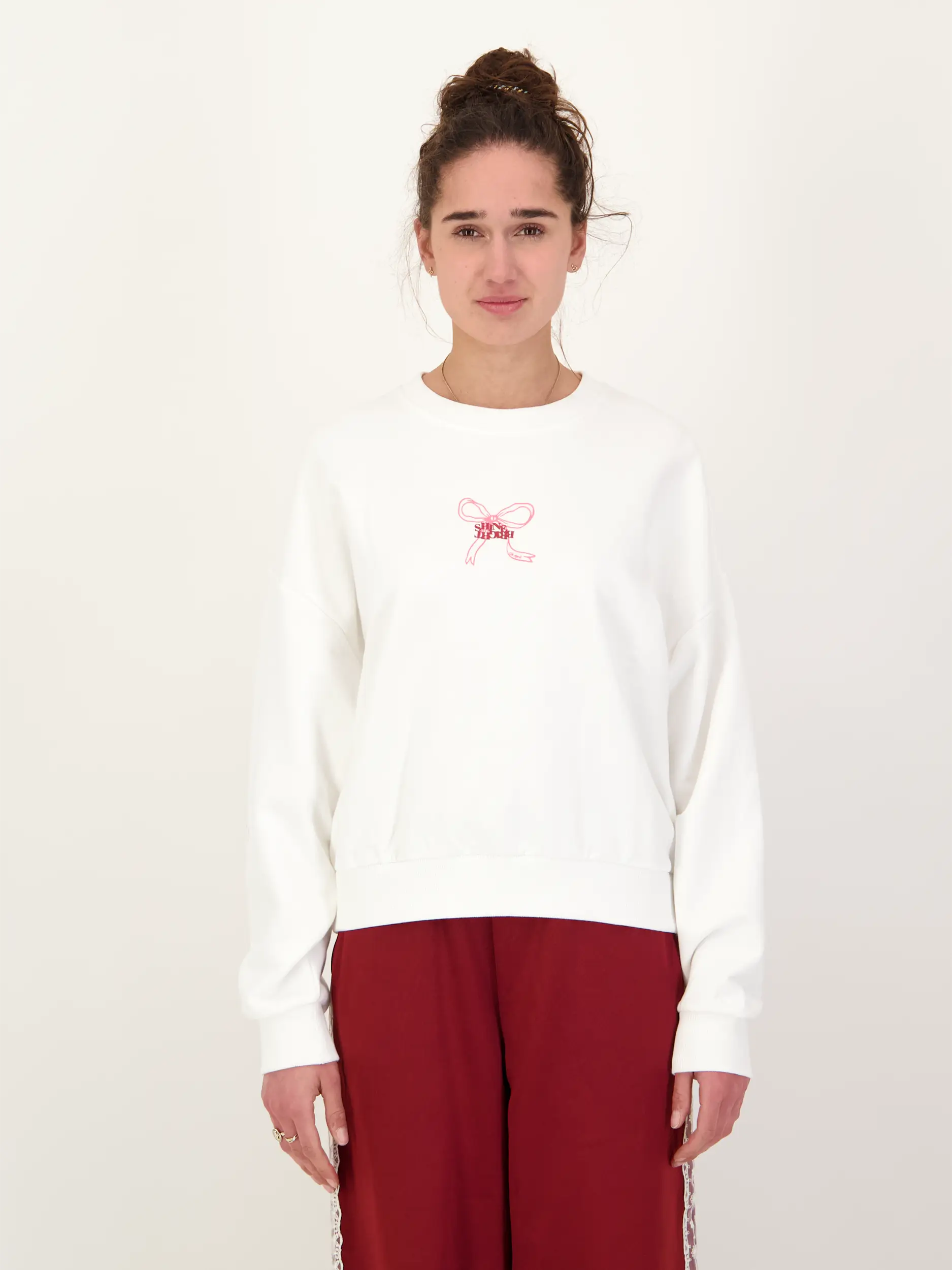 Sweatshirt 'Shine' - Artikel Vorderseite getragen von einem Modell - Farbe: Weiß