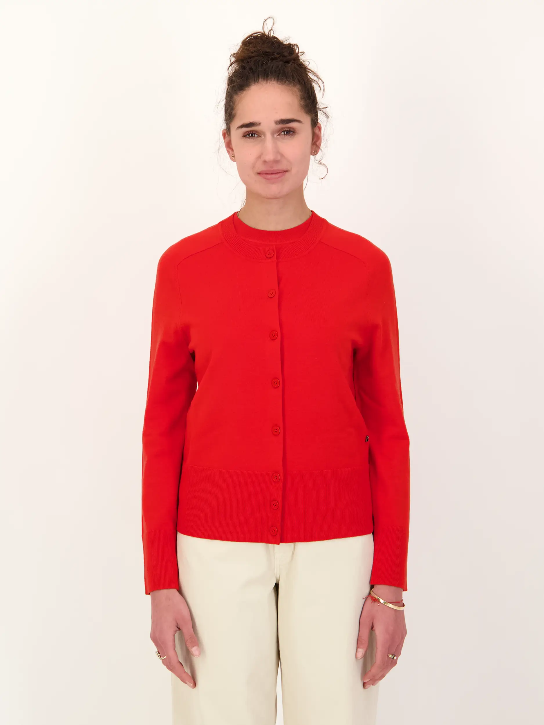 Strickjacke 'Ilma' aus Wolle  - Artikel Vorderseite getragen von einem Modell - Farbe: Rot