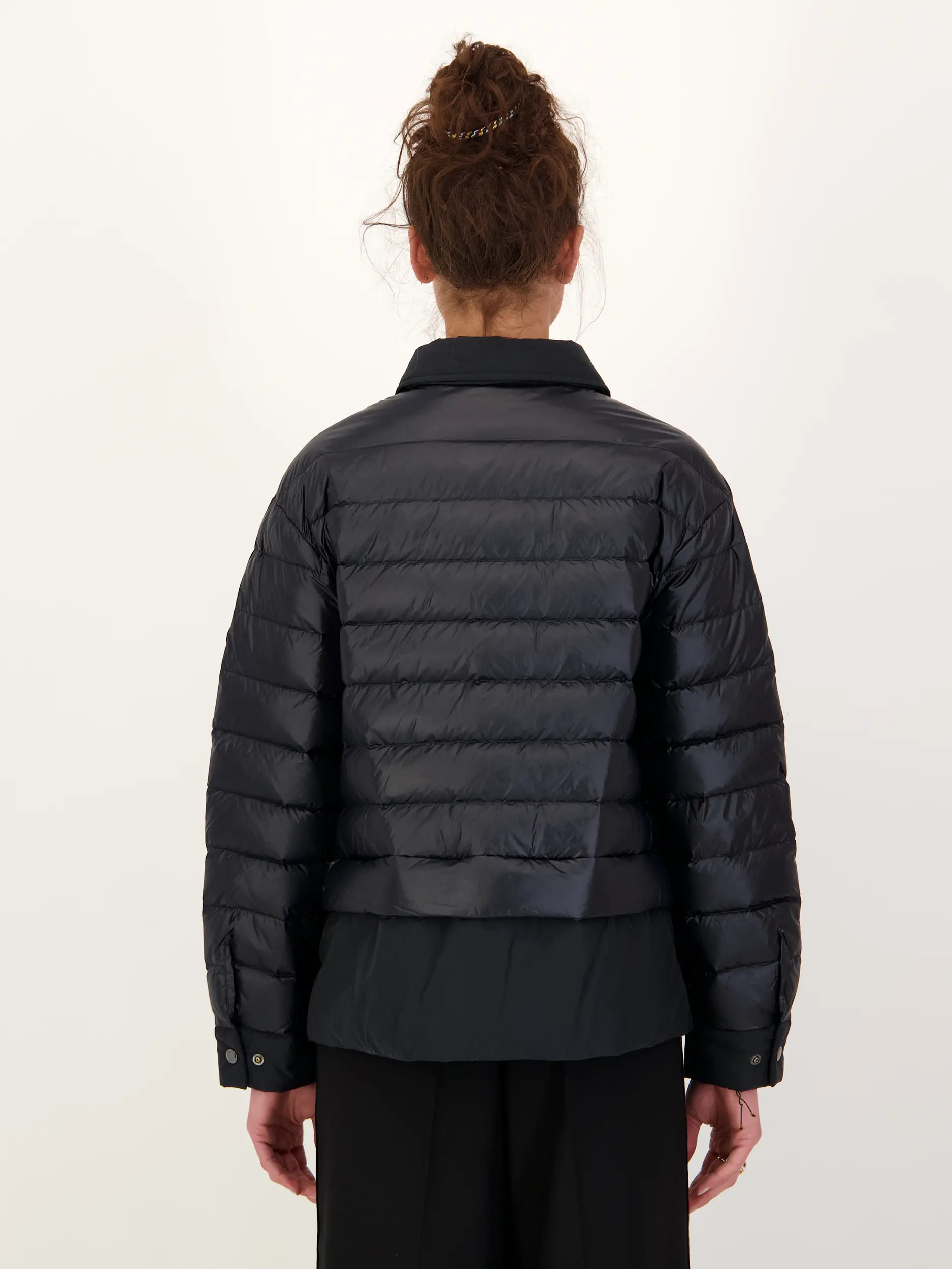 Daunenjacke 'Audrey' - Artikel Rückseite getragen von einem Modell - Farbe: Schwarz