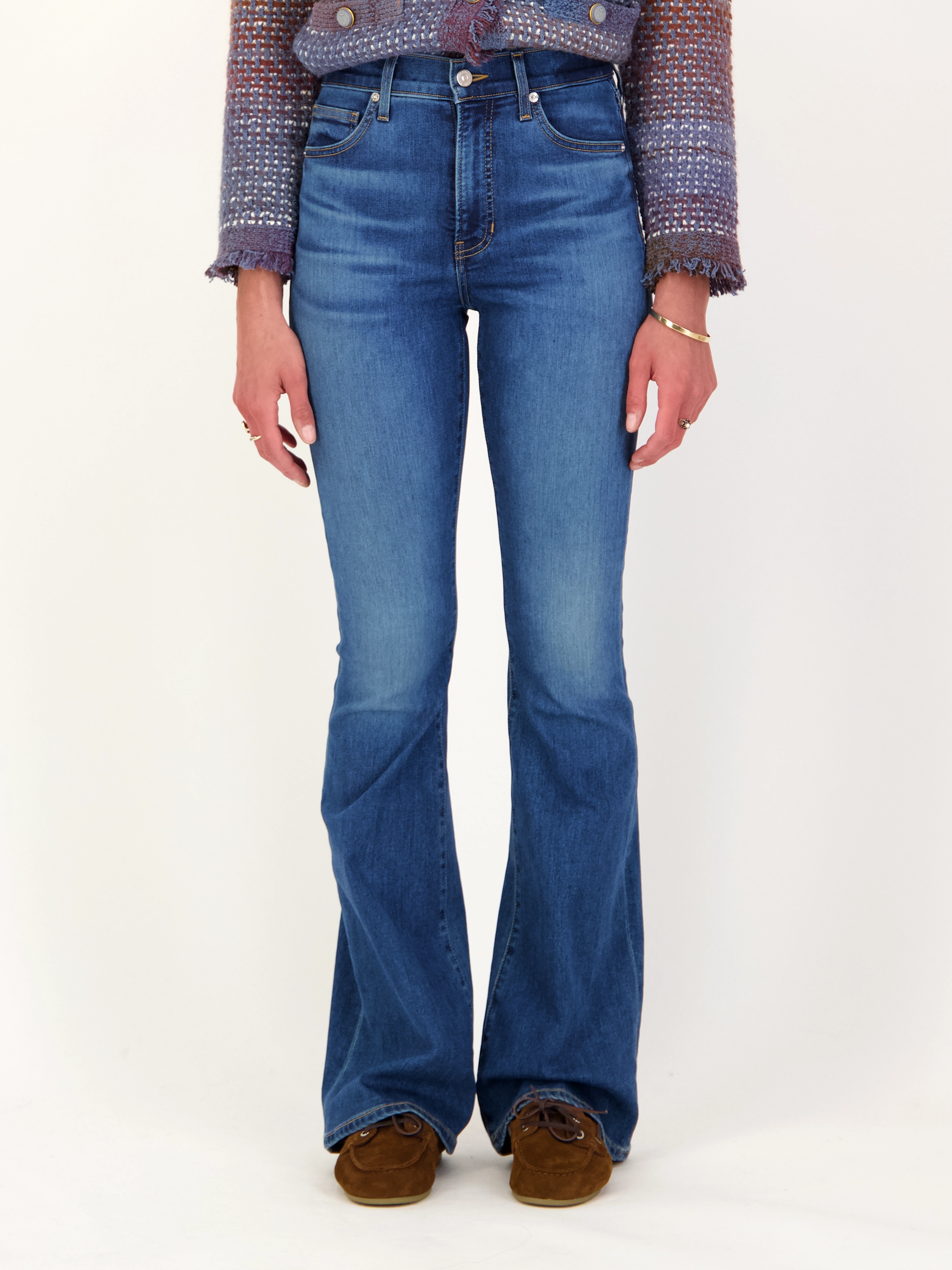 High Rise Flared Leg Jeans 'Beverly' - Artikel Vorderseite getragen von einem Modell - Farbe: Blau
