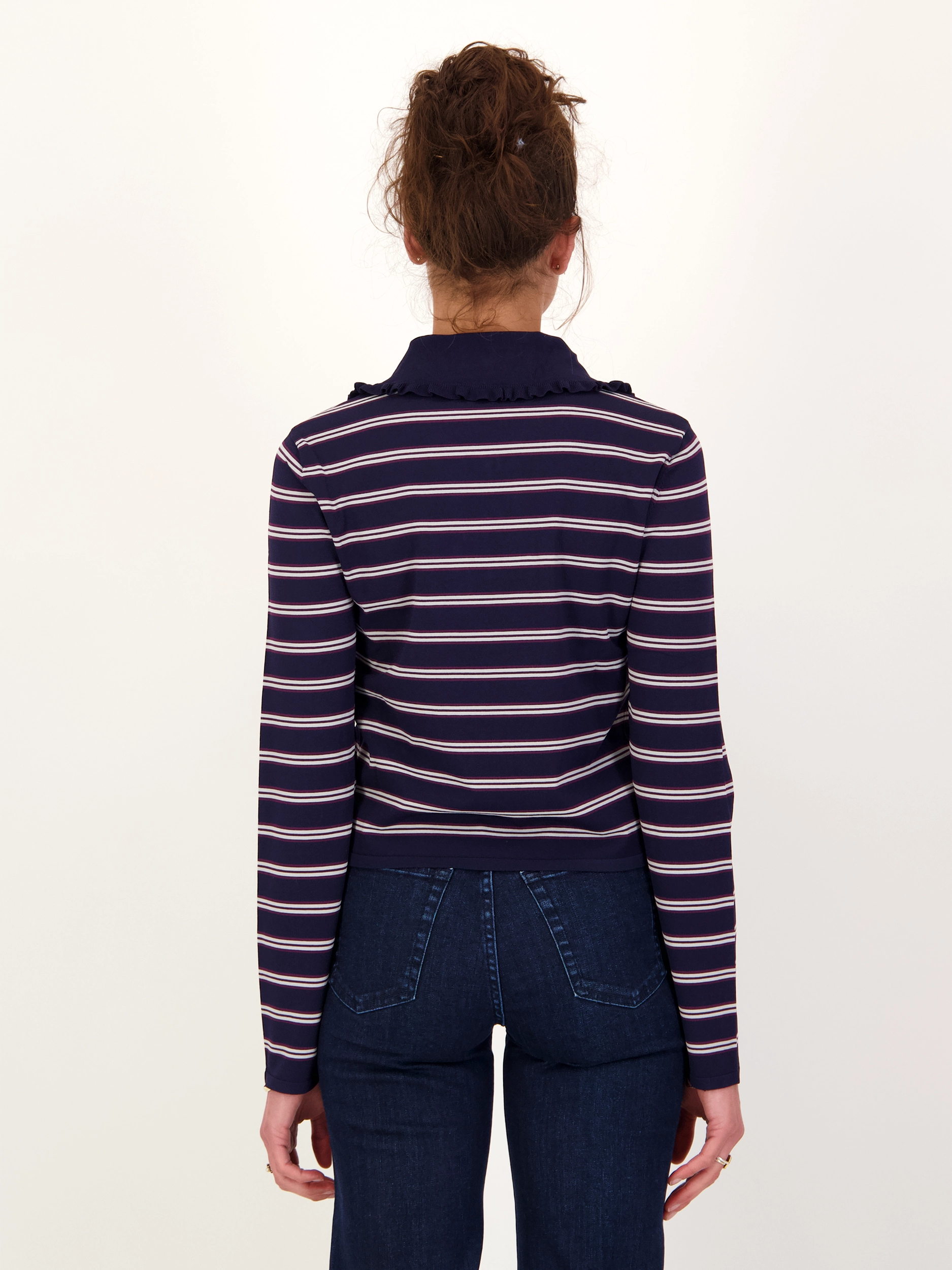 Gestreiftes Poloshirt langarm - Artikel Rückseite getragen von einem Modell - Farbe: Blau Gestreiftes Poloshirt langarm - Artikel Rückseite getragen von einem Modell - Farbe: Blau