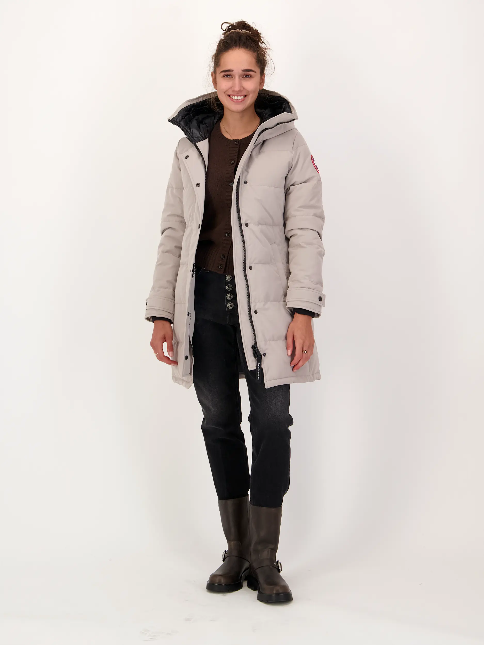 Strickjacke aus Kaschmir - Artikel Teil eines Outfits getragen von einem Modell - Farbe: Braun