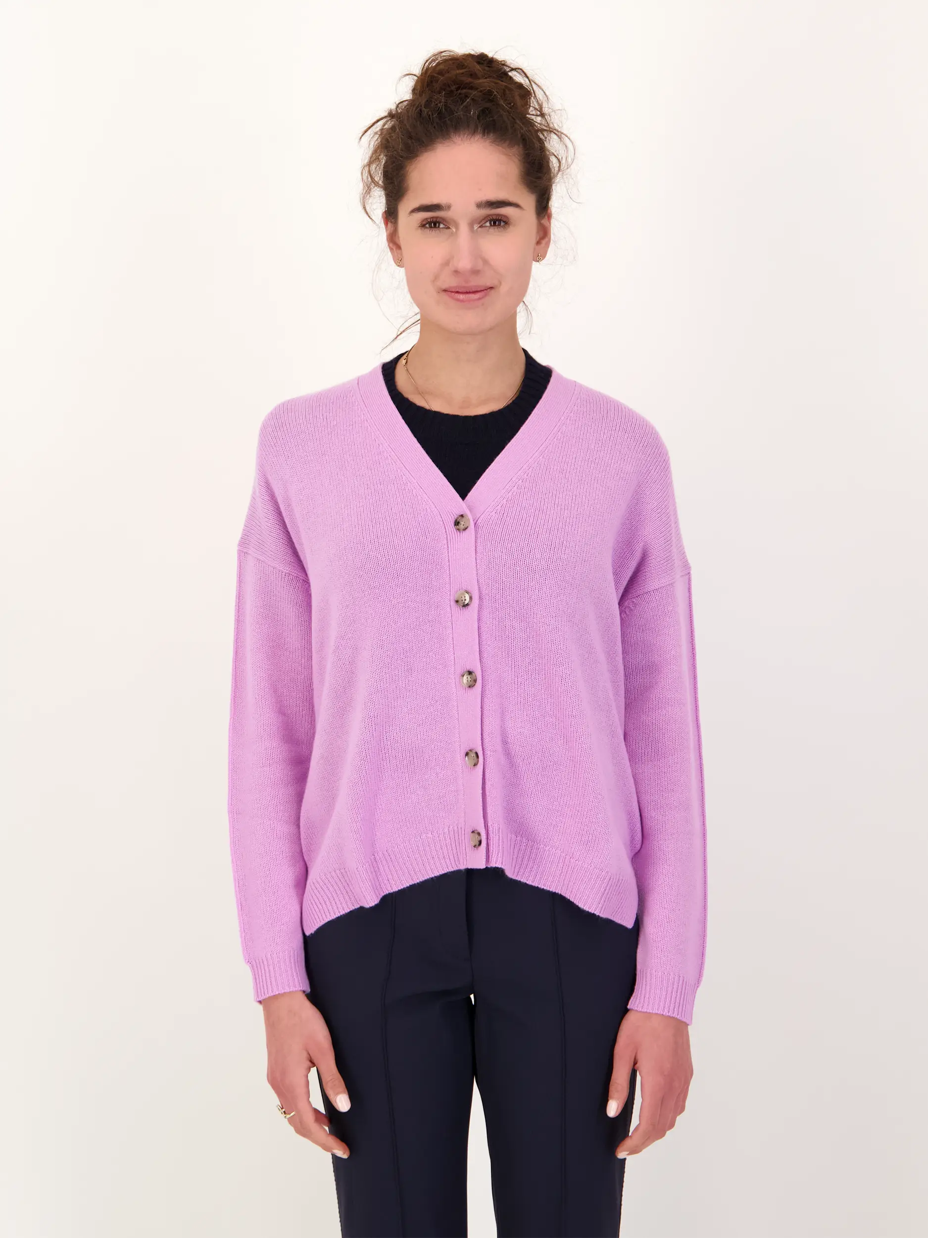 Strickjacke aus Kaschmir - Artikel Vorderseite getragen von einem Modell - Farbe: Violett