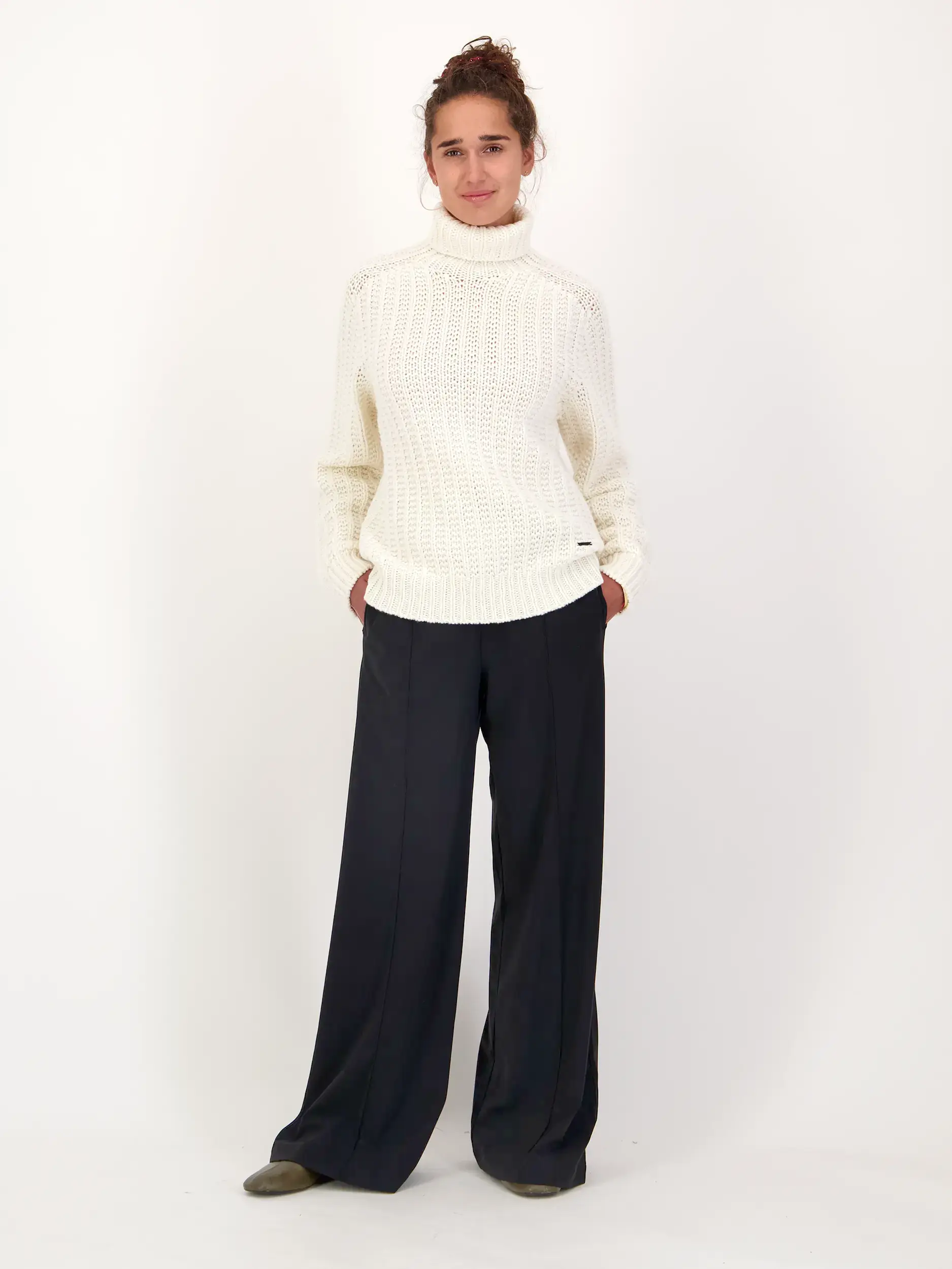 Hose 'Prism' - Artikel Teil eines Outfits getragen von einem Modell - Farbe: Schwarz