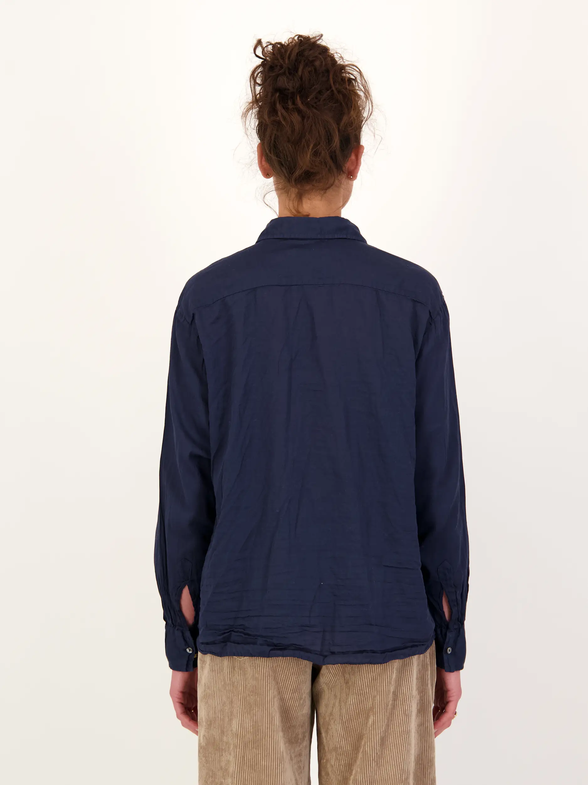 Baumwollbluse 'Dana' mit Rüschendetail langarm - Artikel Rückseite getragen von einem Modell - Farbe: Blau