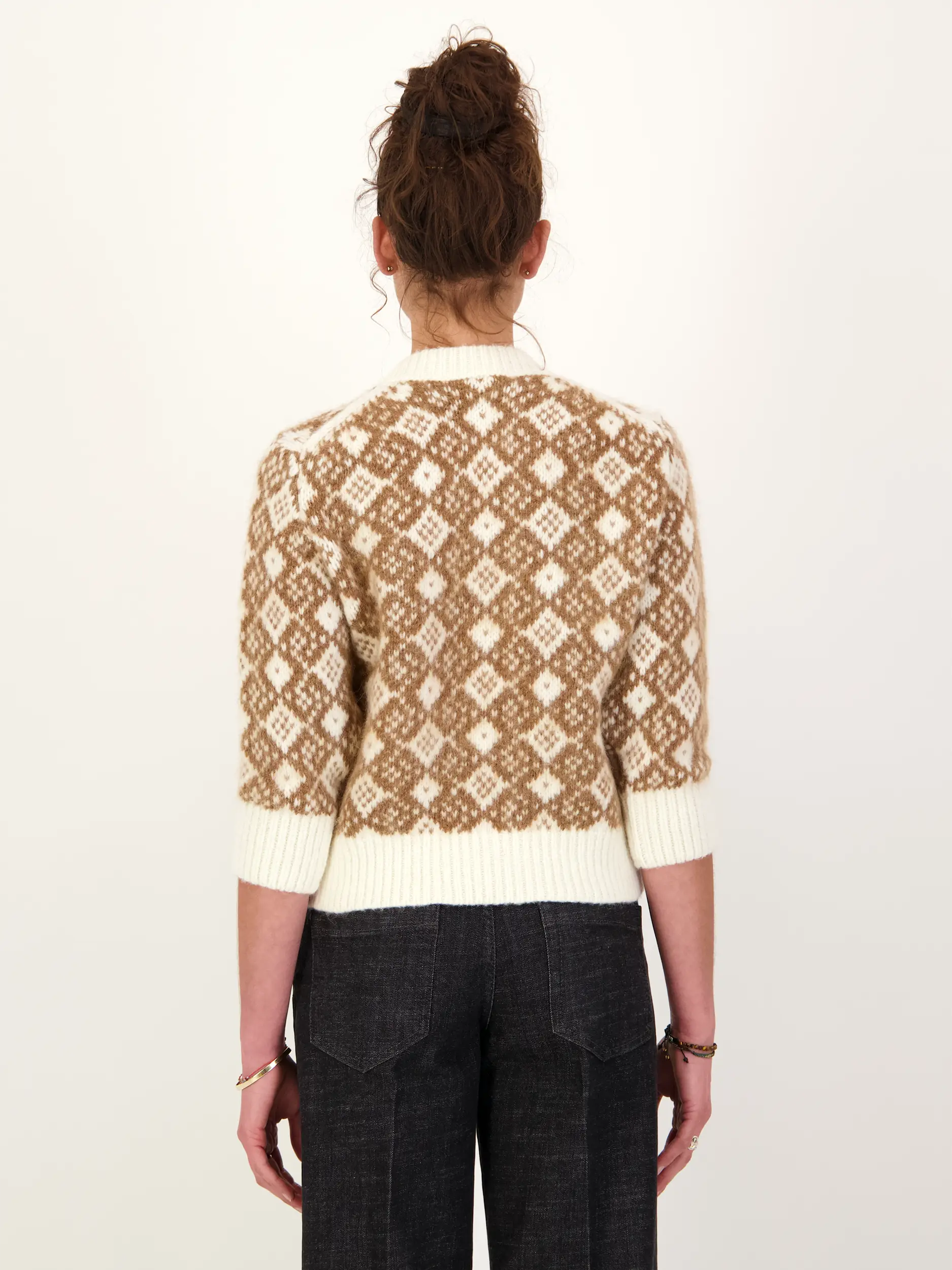 Gemusterter Pullover 'Soft Graphics' aus Woll-Mix 3/4 Arm - Artikel Rückseite getragen von einem Modell - Farbe: Braun