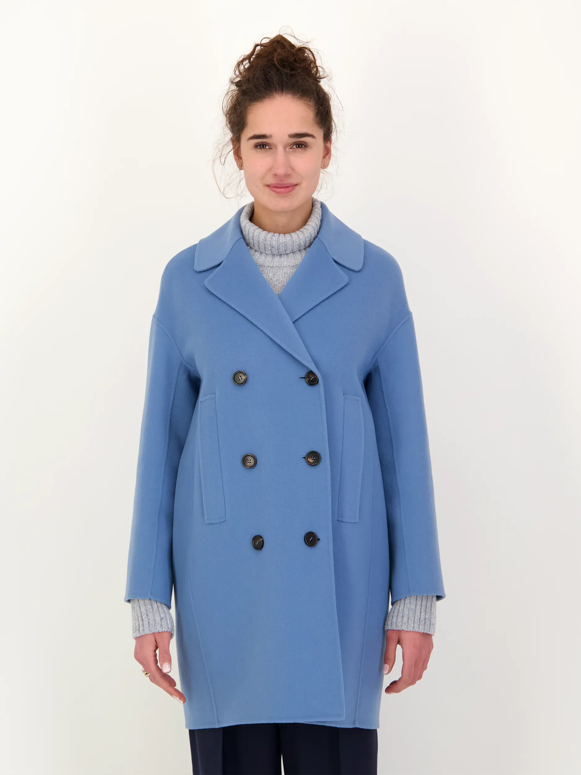 Wollmantel 'Smmeden' - Artikel Vorderseite getragen von einem Modell - Farbe: Blau