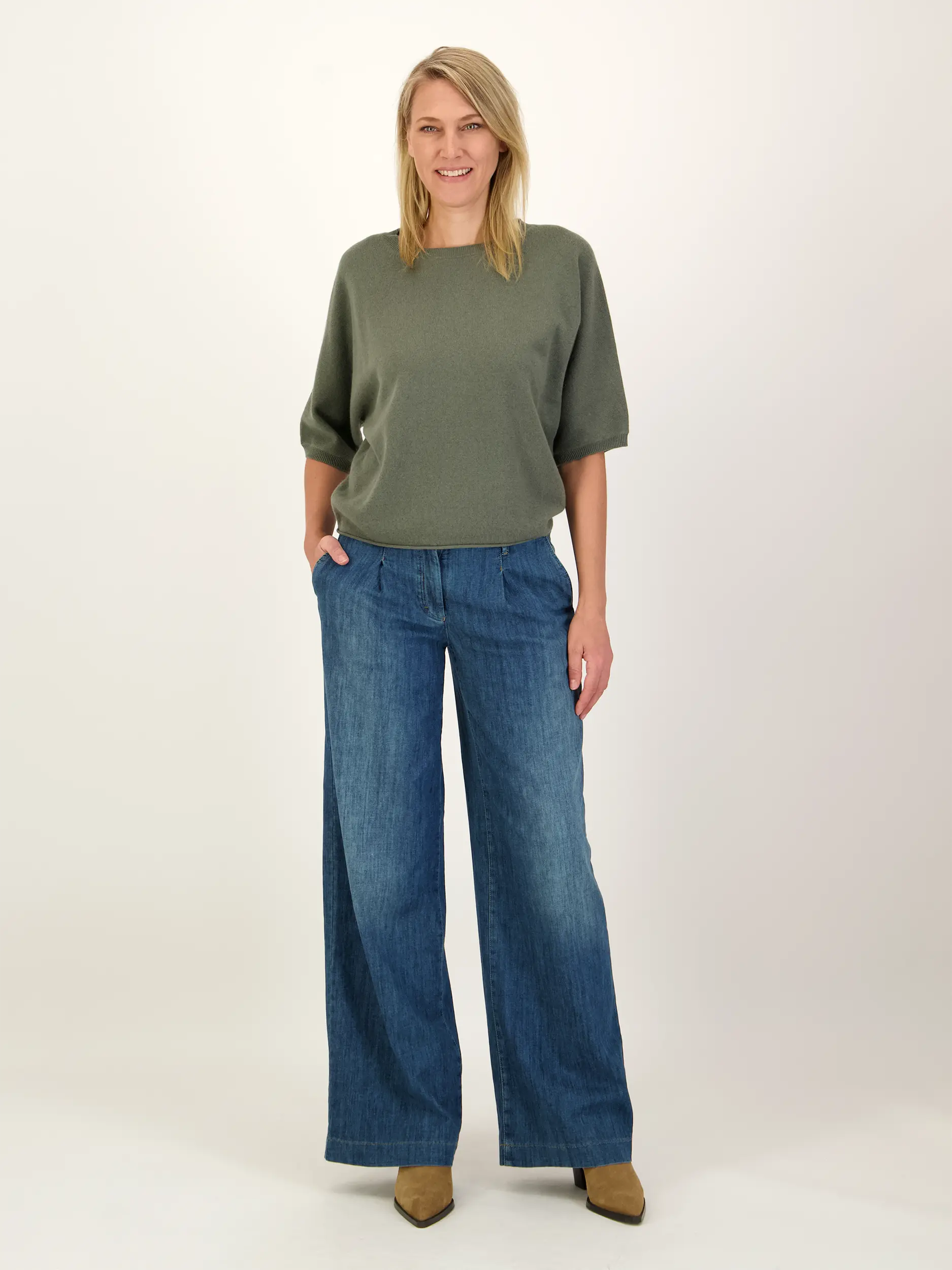 Pullover aus Wolle kurzarm - Artikel Teil eines Outfits getragen von einem Modell