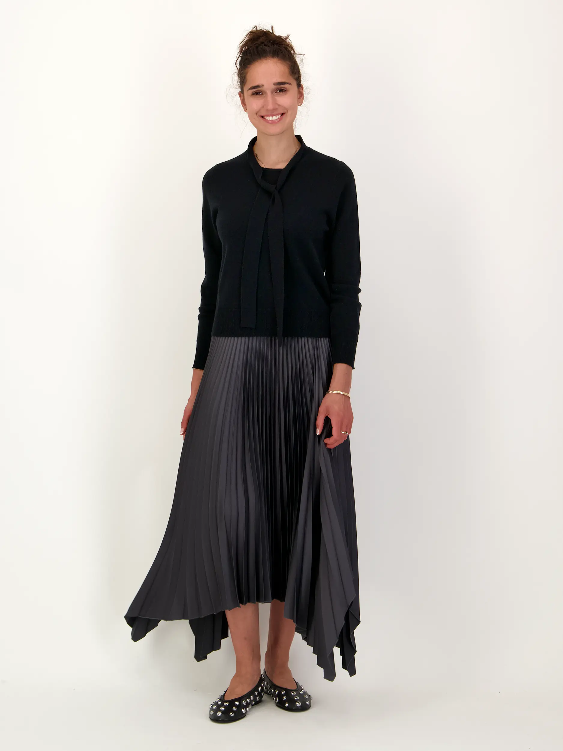 Pullover aus Wolle mit Schluppe langarm - Artikel Teil eines Outfits getragen von einem Modell - Farbe: Schwarz