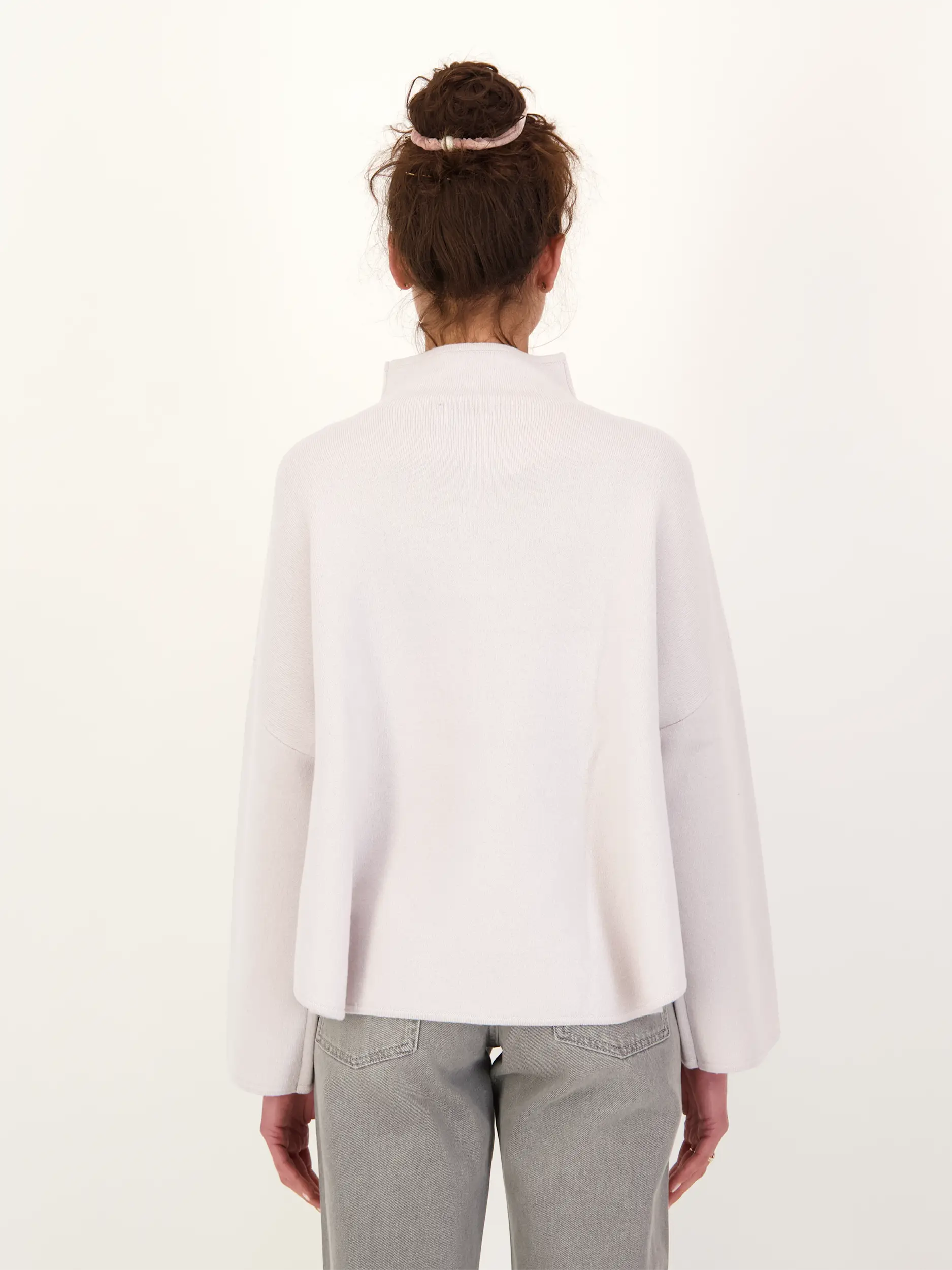 Pullover aus Wolle langarm - Artikel Rückseite getragen von einem Modell - Farbe: Grau