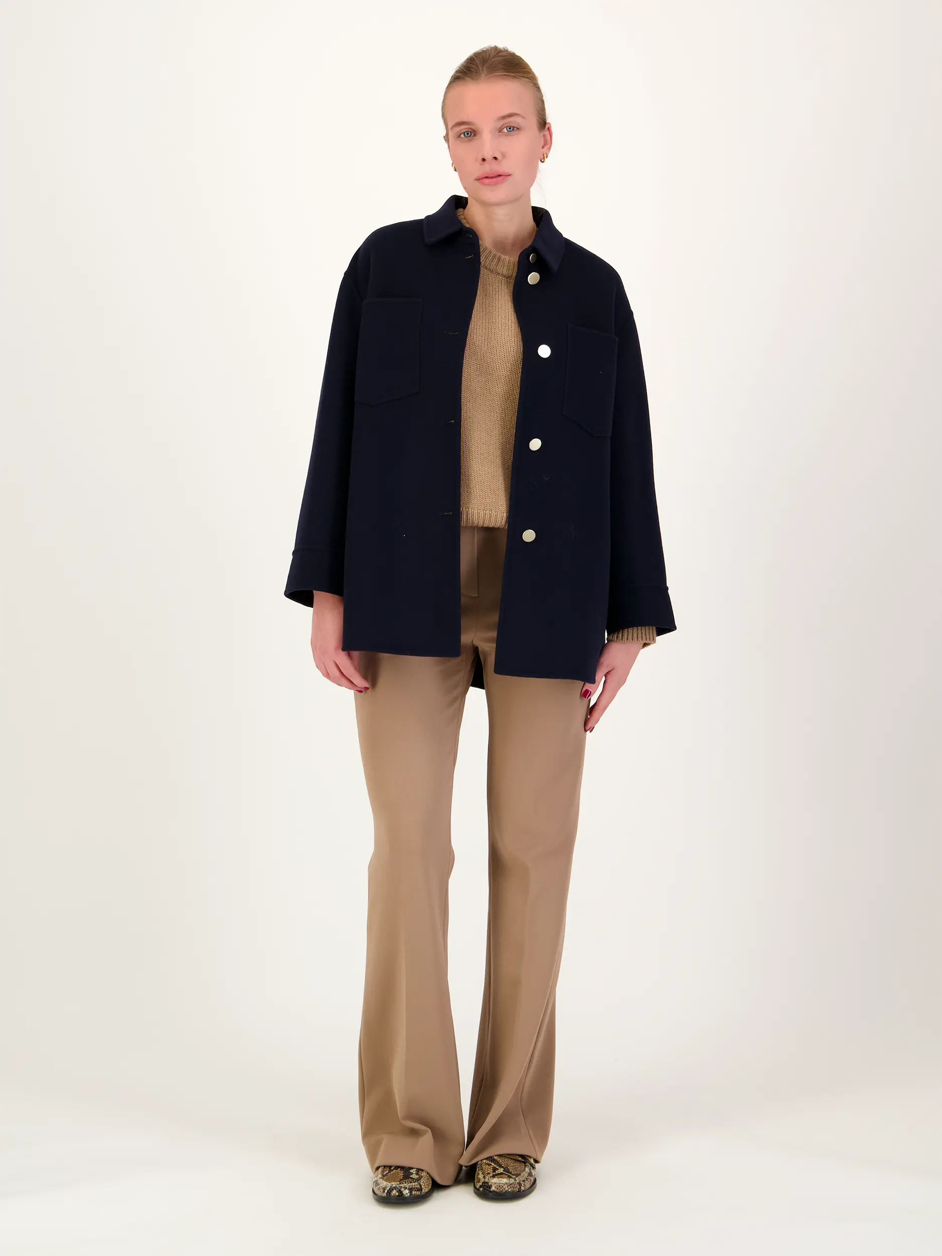 Business Hose 'Asha' - Artikel Teil eines Outfits getragen von einem Modell - Farbe: Braun