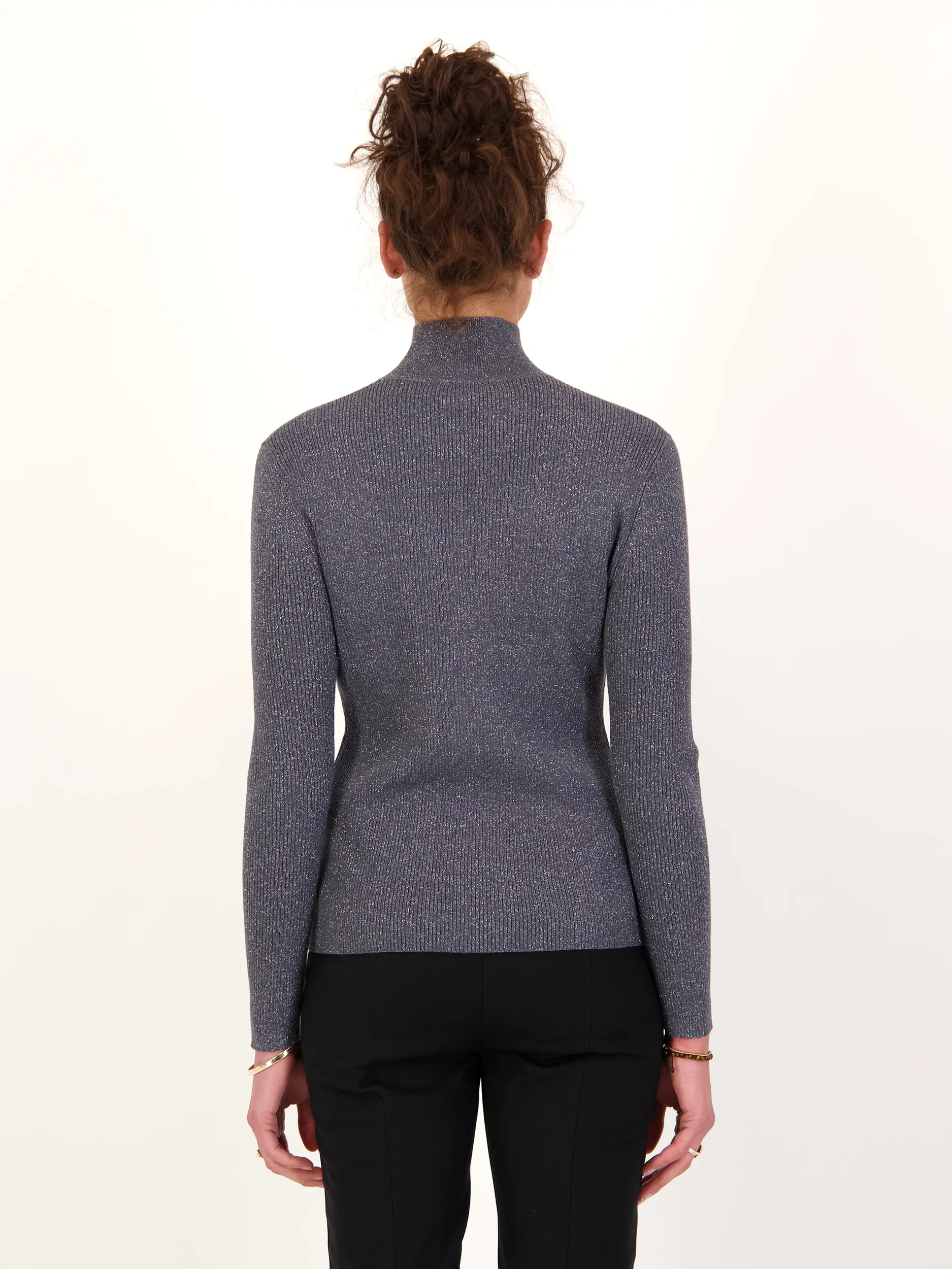 Langarmshirt - Artikel Rückseite getragen von einem Modell - Farbe: Grau