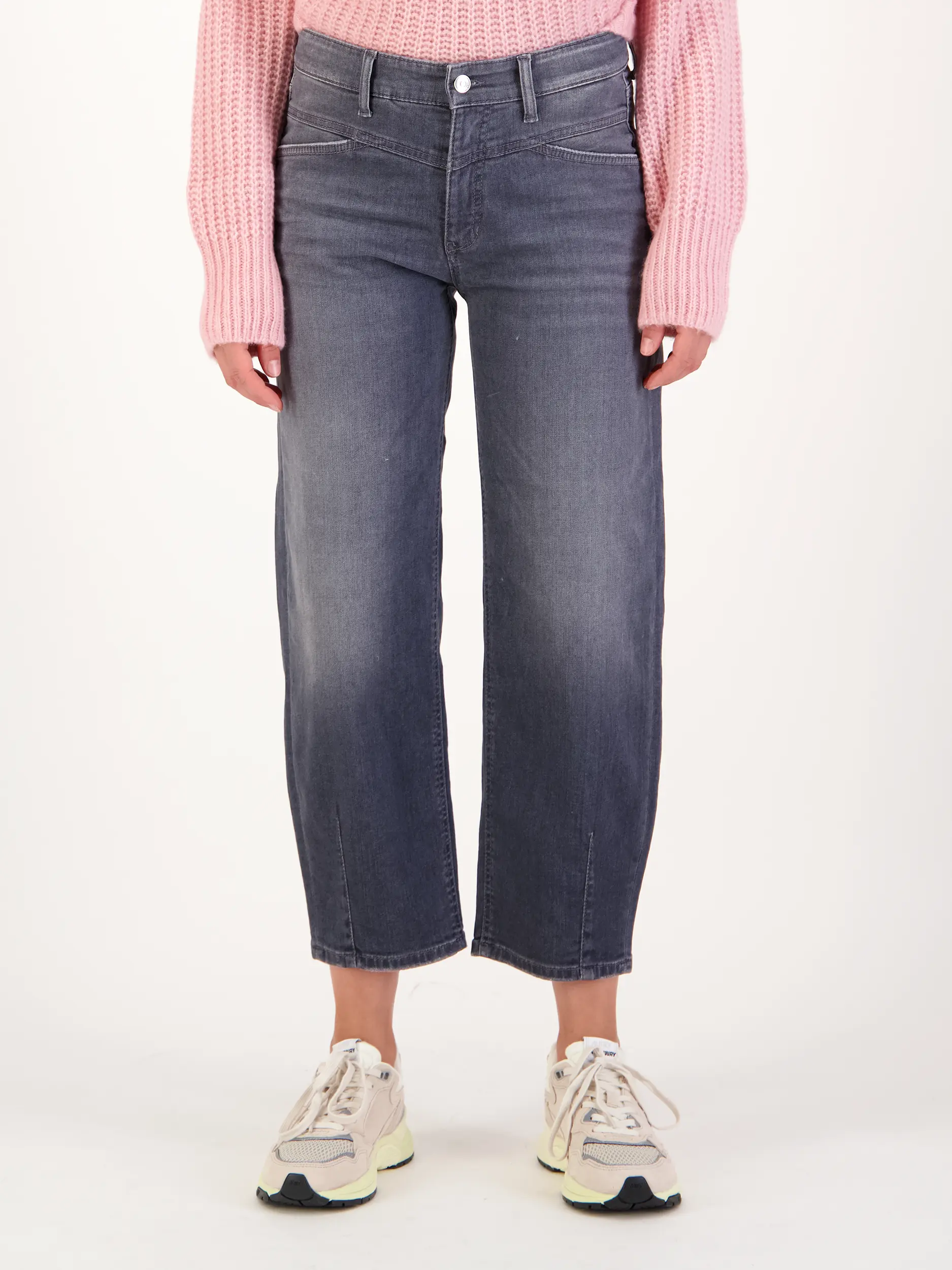 Mid Rise Barrel Jeans 'Elin' - Artikel Vorderseite getragen von einem Modell - Farbe: Grau