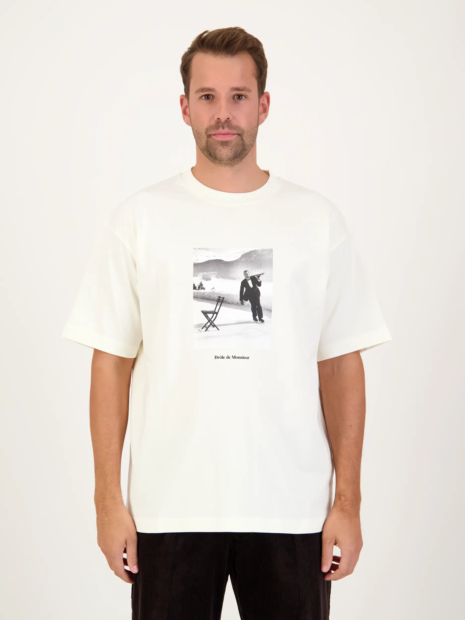 T-Shirt 'Waiter' - Artikel Vorderseite getragen von einem Modell - Farbe: Beige