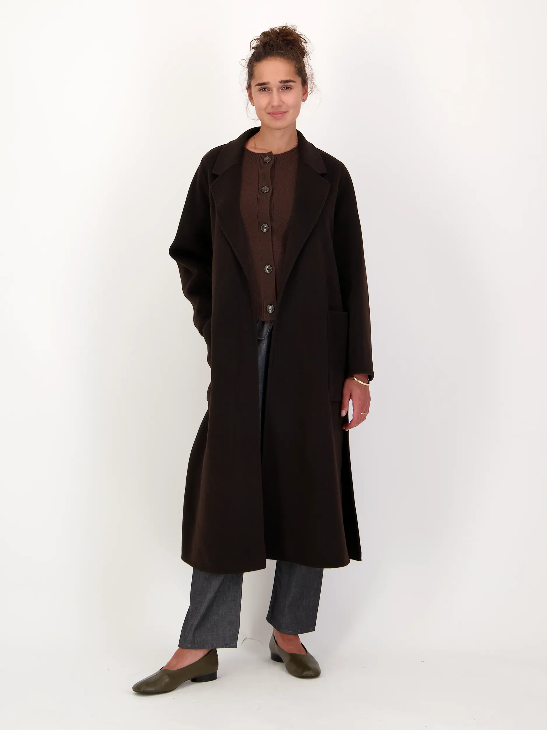 Wollmantel 'Celia'  - Artikel Teil eines Outfits getragen von einem Modell - Farbe: Braun