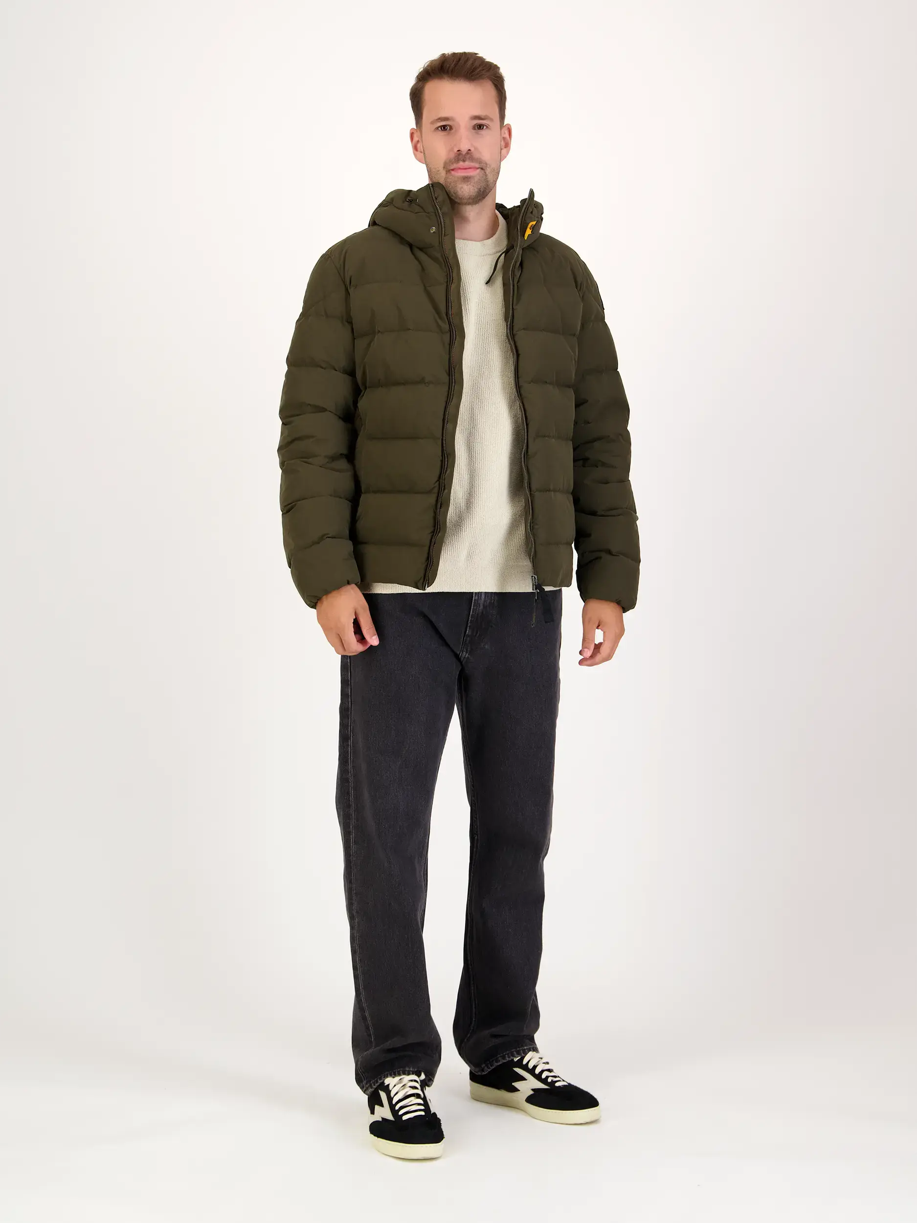 Pullover 'Danny' - Artikel Teil eines Outfits getragen von einem Modell - Farbe: Beige