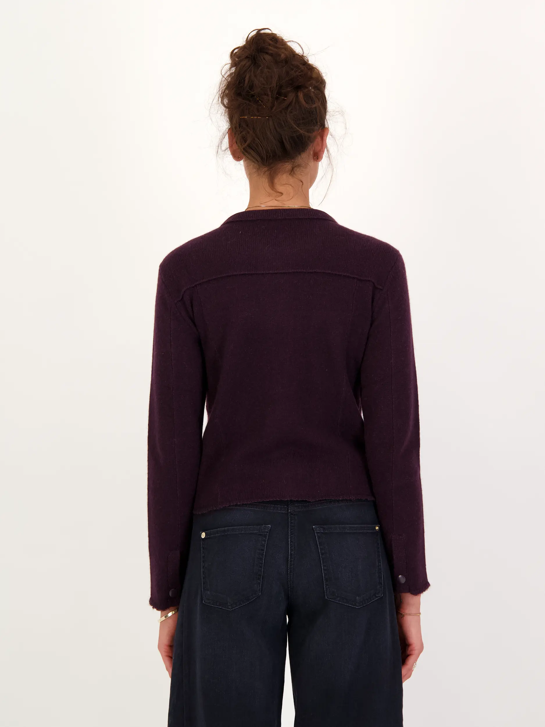 Strickjacke aus Kaschmir - Artikel Rückseite getragen von einem Modell - Farbe: Rot