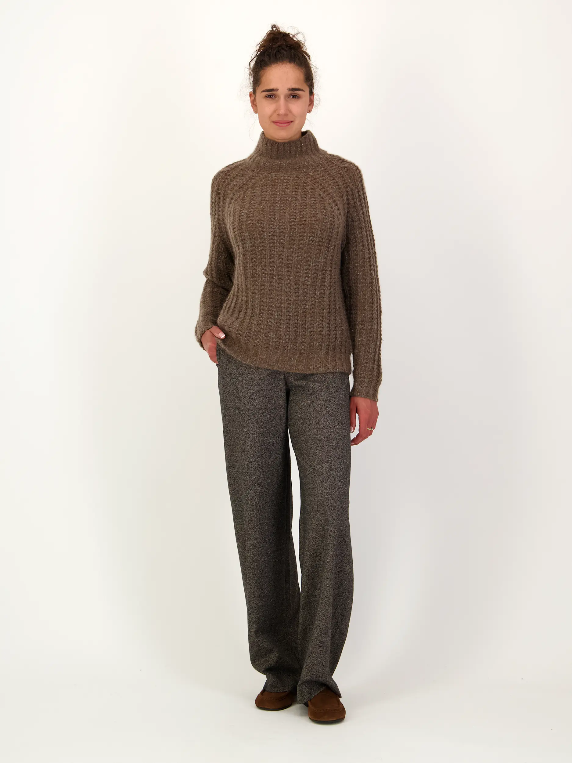 High Rise Wide Leg Hose 'Fae' - Artikel Teil eines Outfits getragen von einem Modell - Farbe: Braun