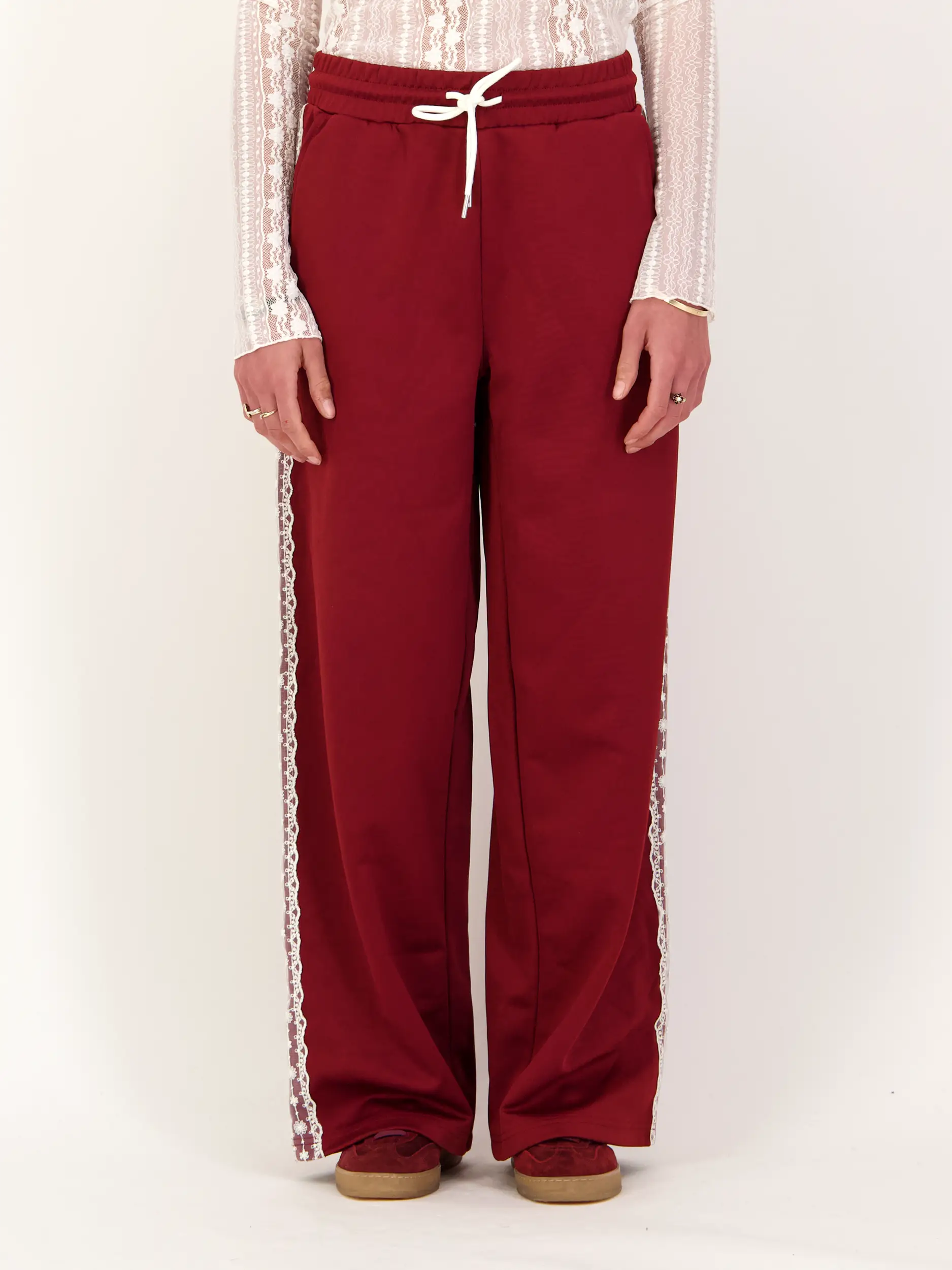 Sporthose 'Kael' mit Spitze - Artikel Vorderseite getragen von einem Modell - Farbe: Rot