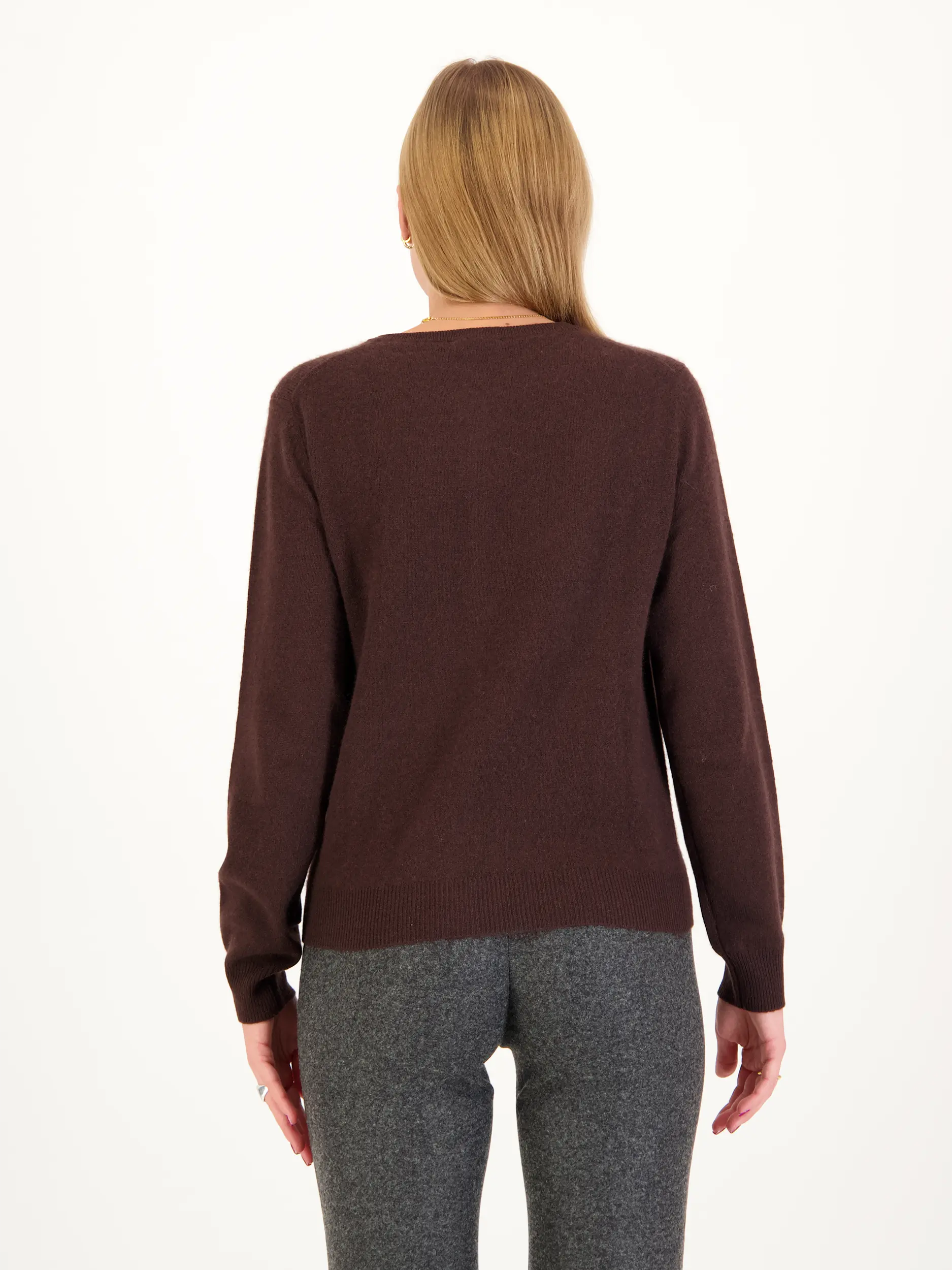 Strickjacke aus Kaschmir - Artikel Rückseite getragen von einem Modell - Farbe: Braun