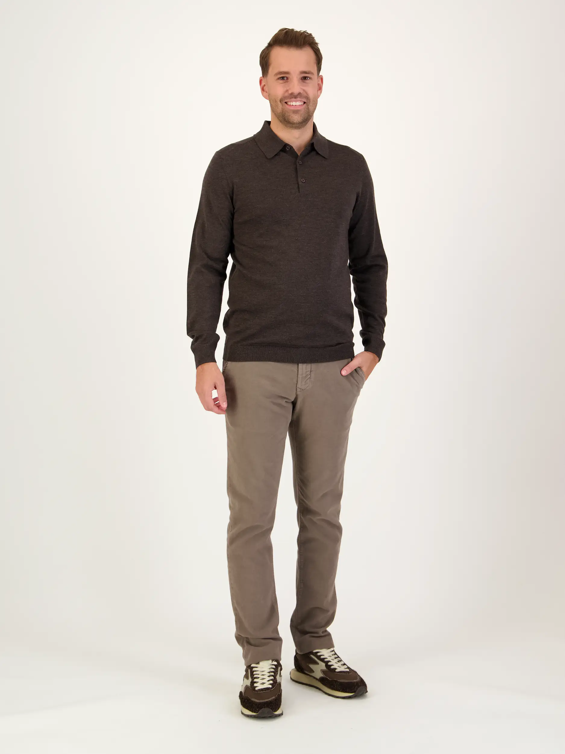 Strickpolo 'Pisa' - Artikel Teil eines Outfits getragen von einem Modell - Farbe: Braun