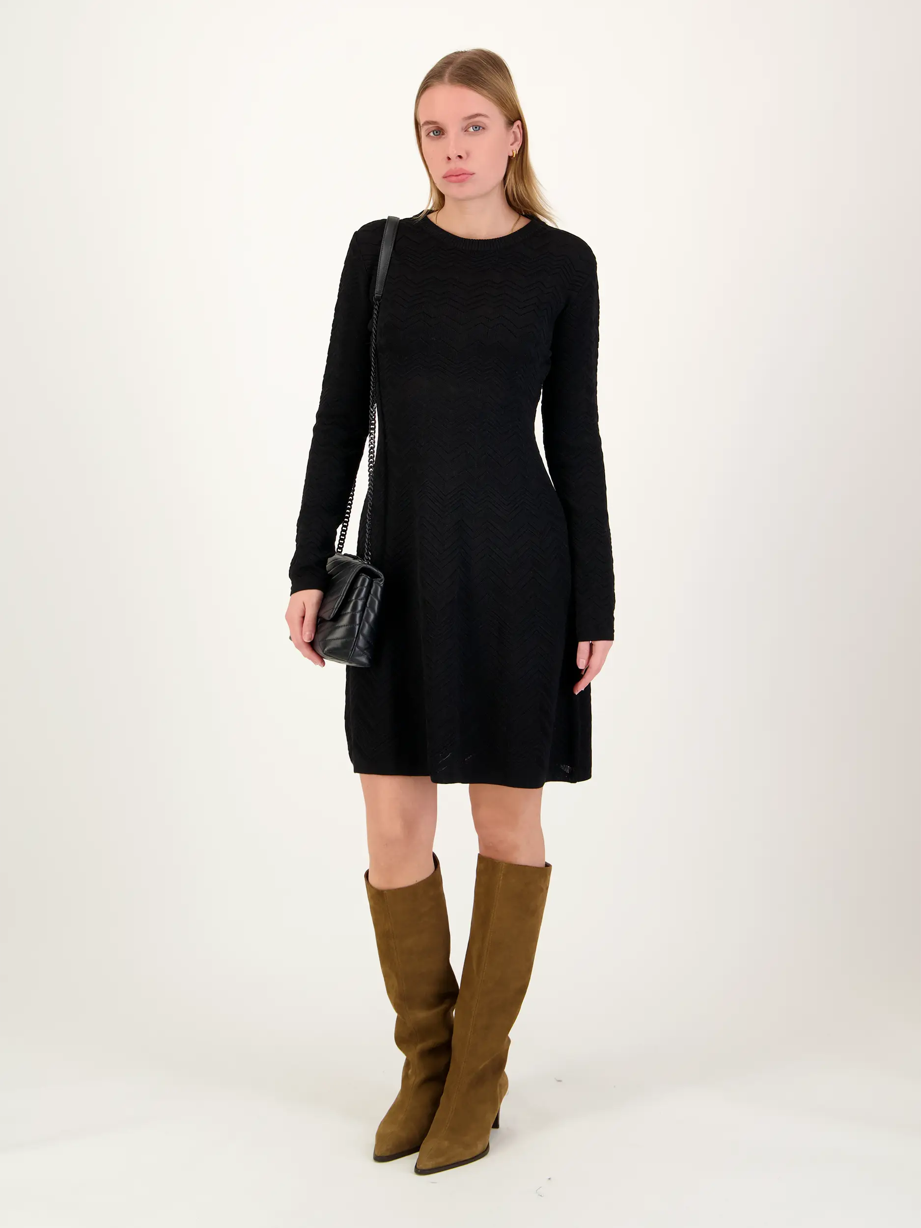 Midi Wollkleid langarm - Artikel Teil eines Outfits getragen von einem Modell - Farbe: Schwarz