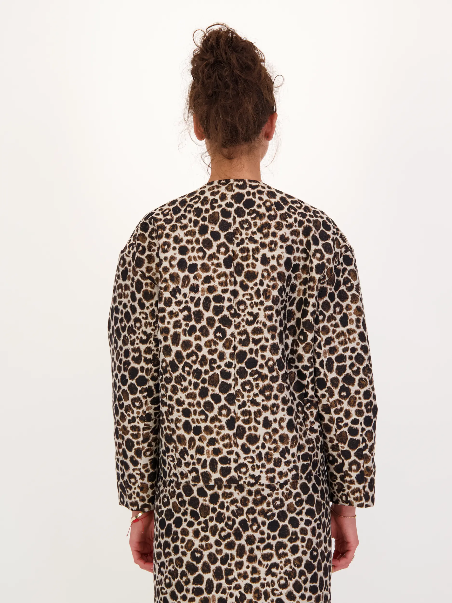 Leopard Jacquard Jacke  - Artikel Rückseite getragen von einem Modell - Farbe: Braun