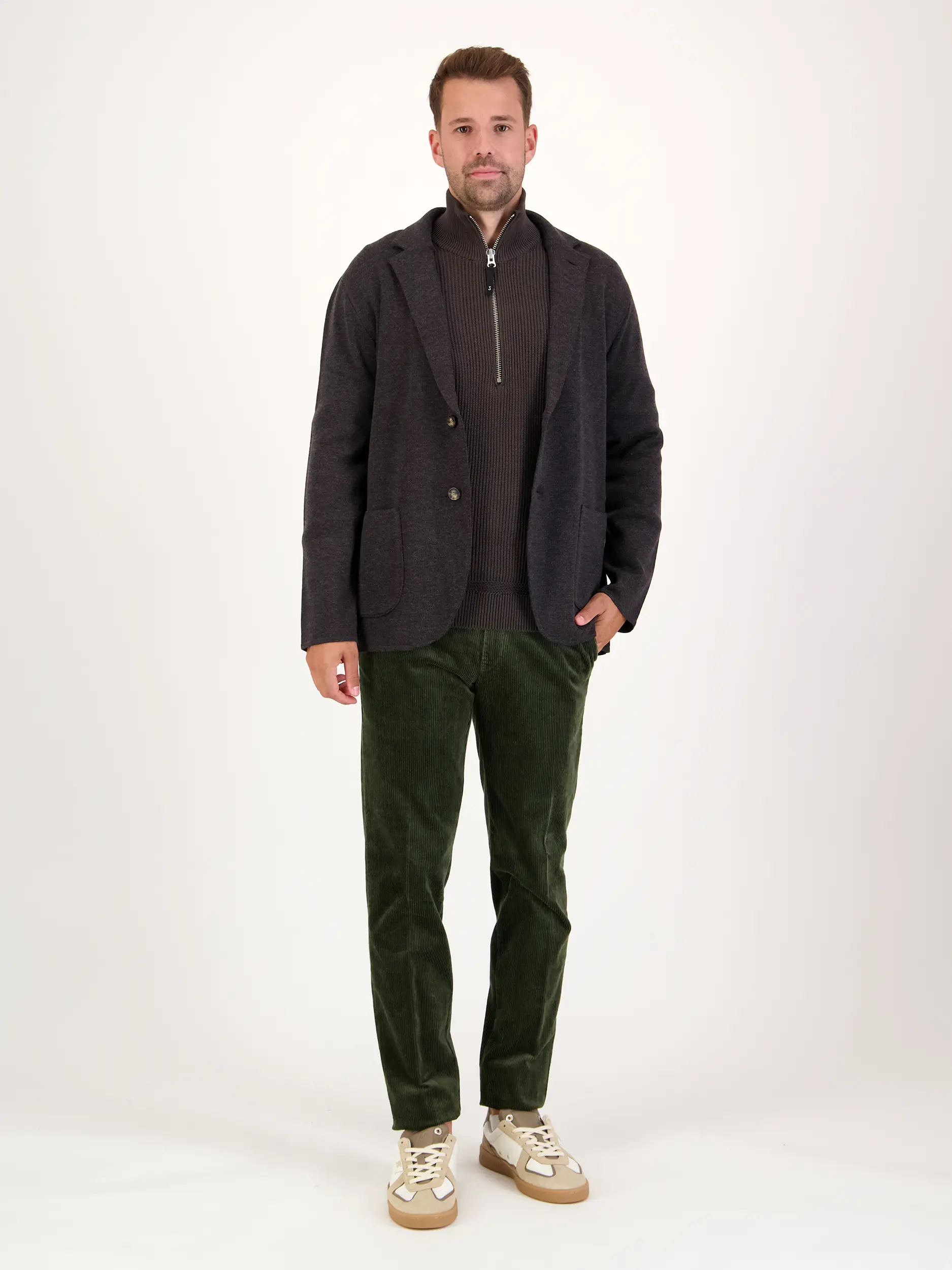 Gerippter Pullover langarm - Artikel Teil eines Outfits getragen von einem Modell - Farbe: Braun