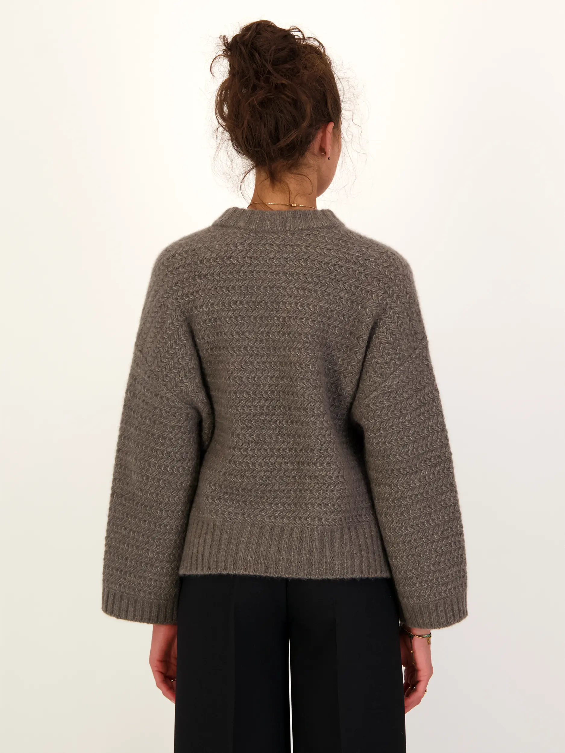 Pullover 'Surrey' aus Kaschmir langarm - Artikel Rückseite getragen von einem Modell