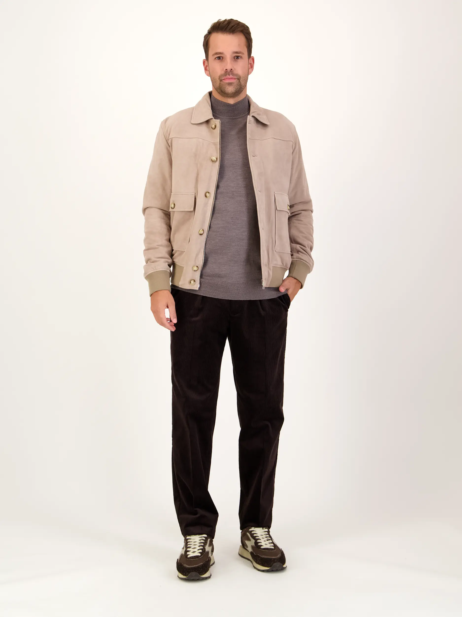 Pullover aus Merinowolle - Artikel Teil eines Outfits getragen von einem Modell - Farbe: Braun