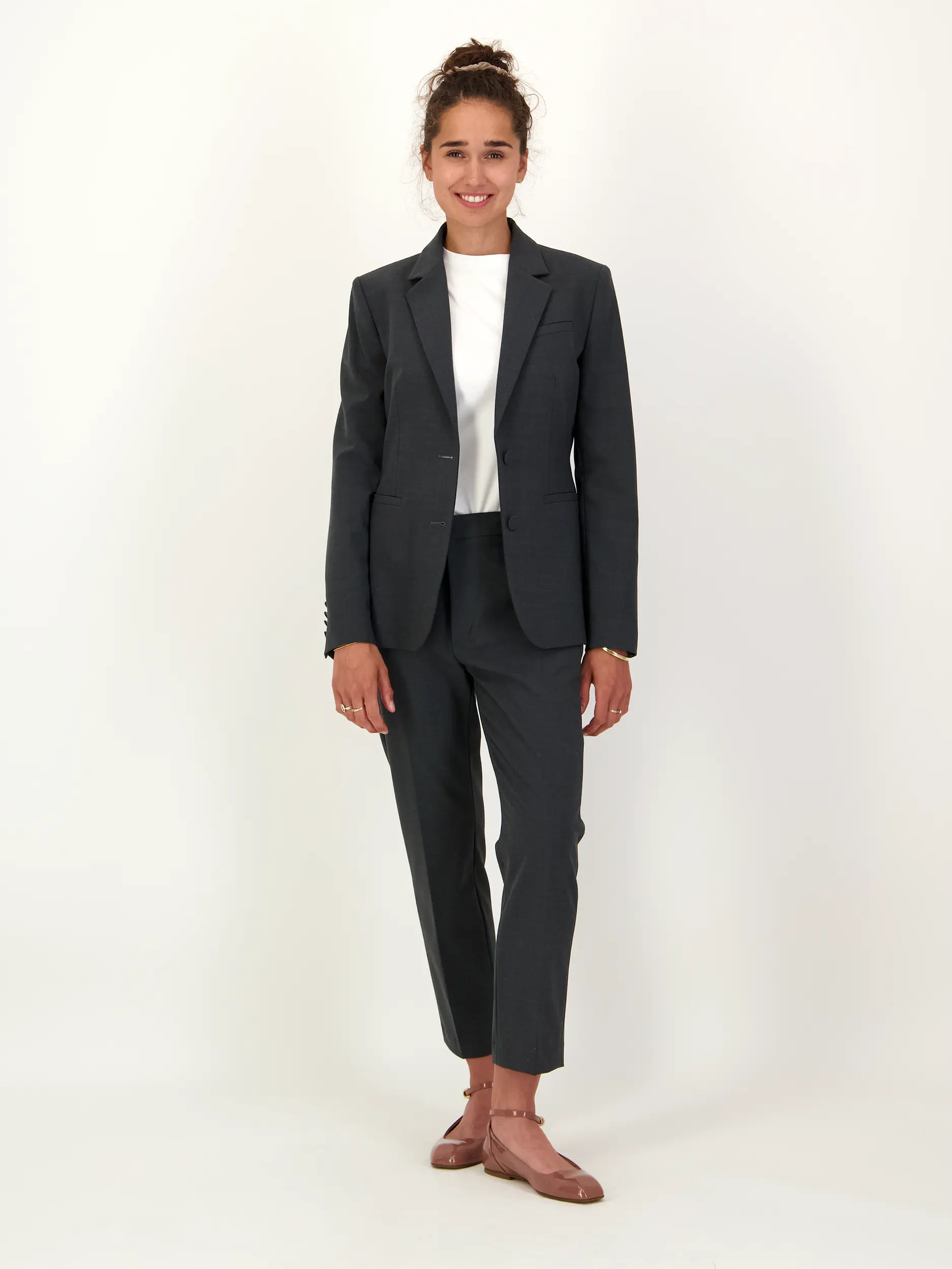 Wollhose 'Nima' - Artikel Teil eines Outfits getragen von einem Modell