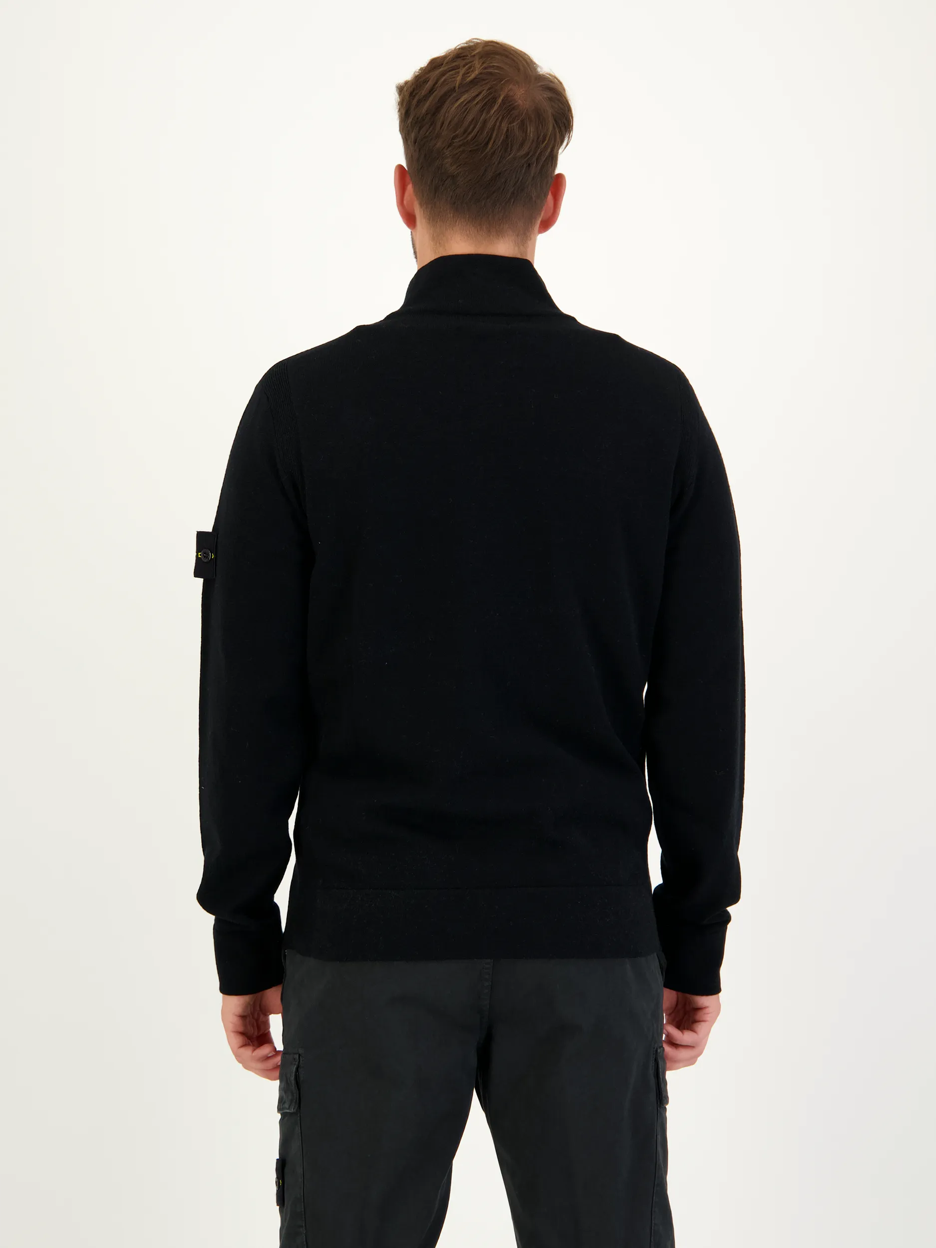 Pullover - Artikel Rückseite getragen von einem Modell - Farbe: Schwarz