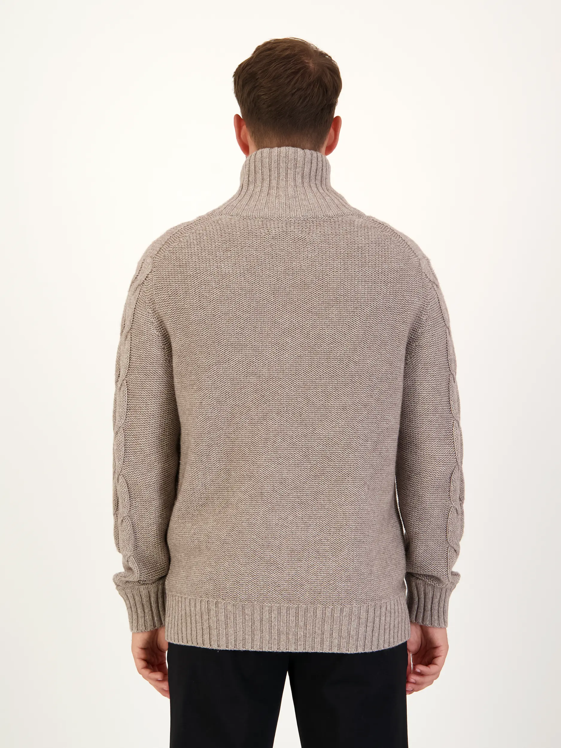 Strickjacke aus Kaschmir-Mix langarm - Artikel Rückseite getragen von einem Modell - Farbe: Beige