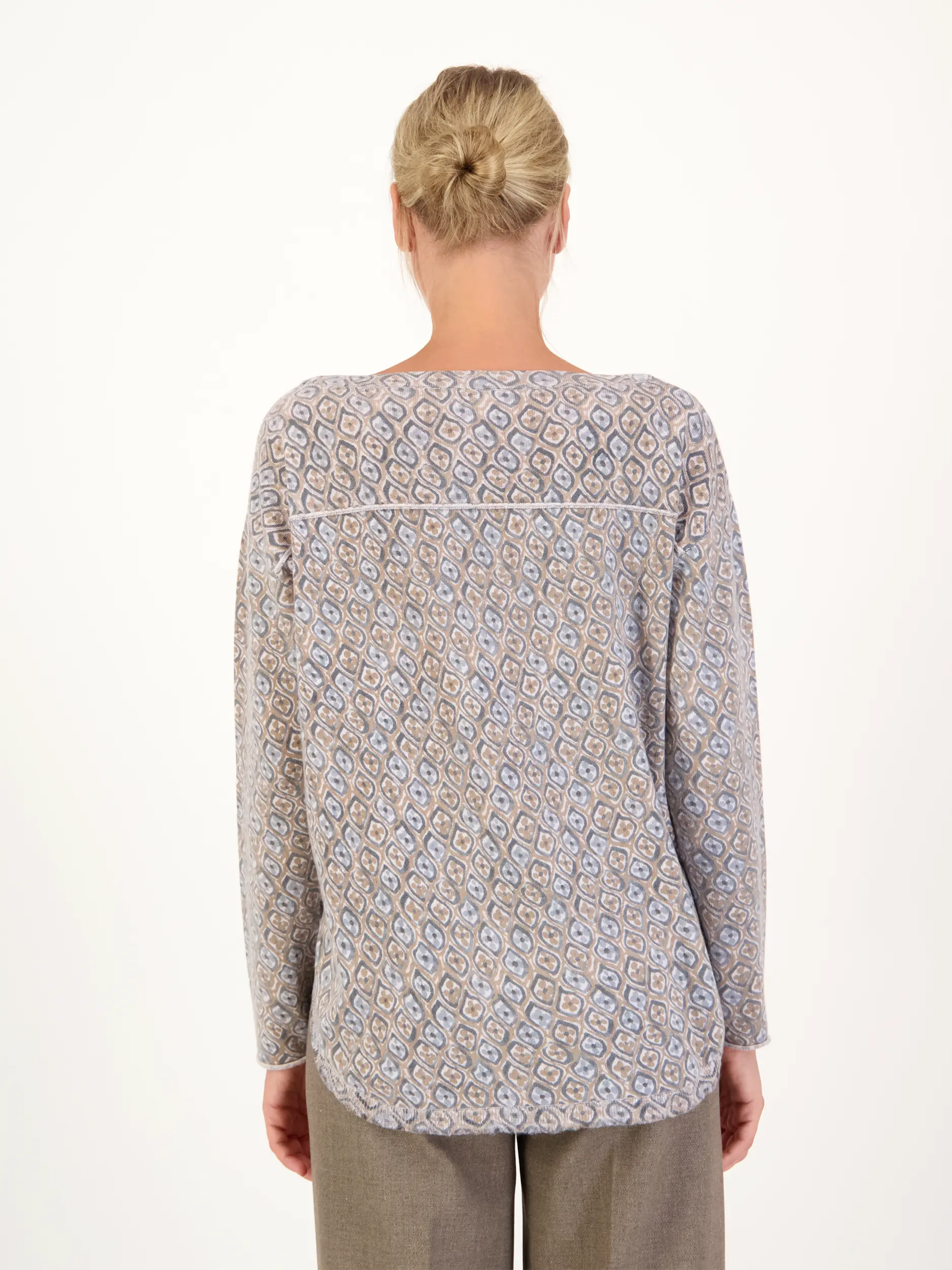 Gemusterter Pullover aus Kaschmir langarm - Artikel Rückseite getragen von einem Modell - Farbe: Braun