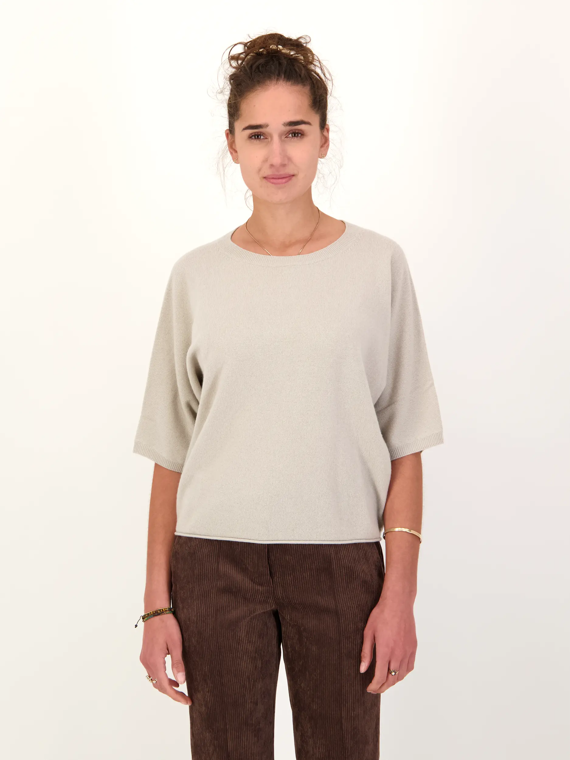 Pullover aus Wolle kurzarm - Artikel Vorderseite getragen von einem Modell - Farbe: Creme