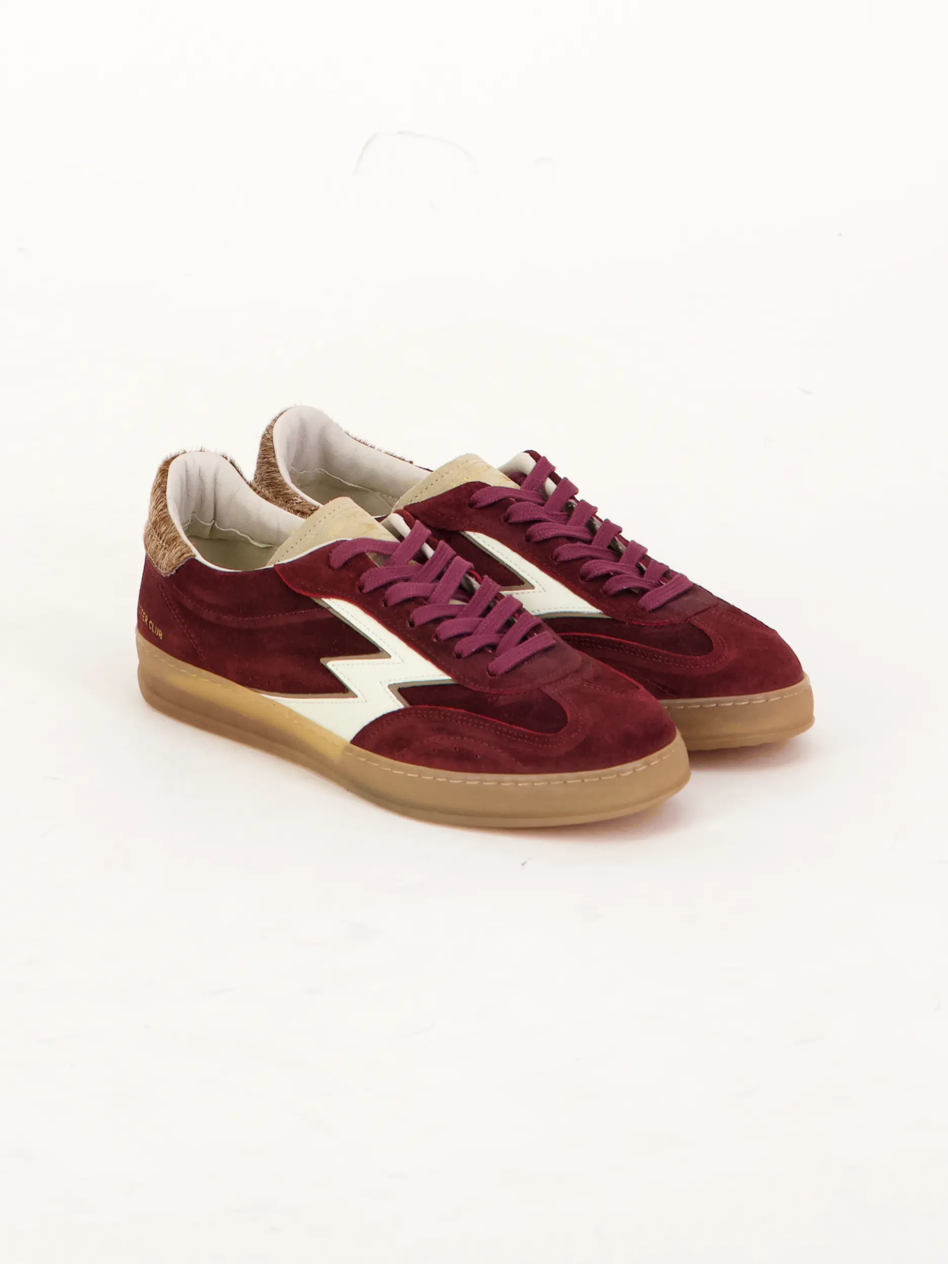 Sneaker 'Club' - Artikel Teil eines Outfits getragen von einem Modell - Farbe: Violett