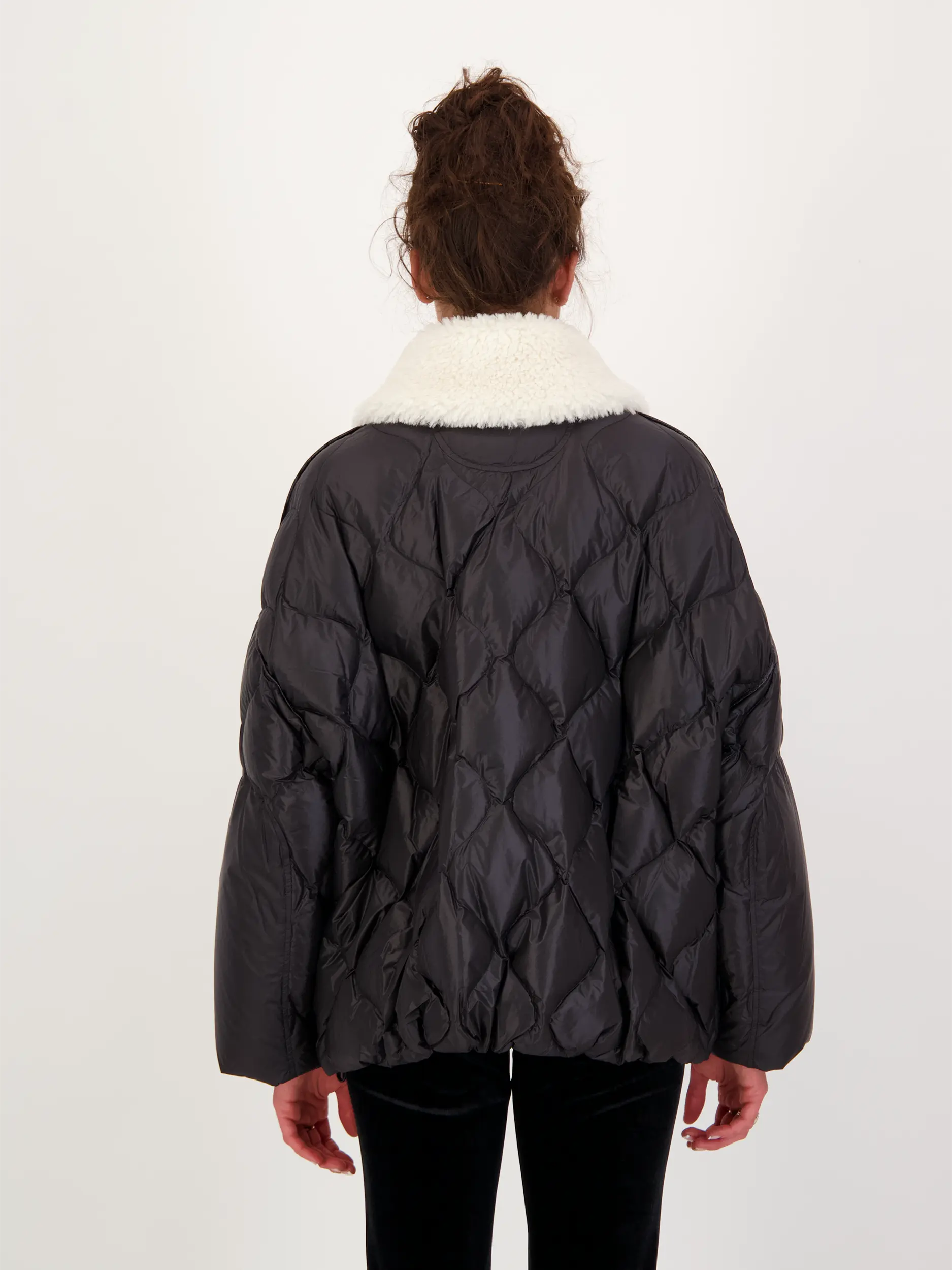 Steppjacke 'Cozy Coolness' - Artikel Rückseite getragen von einem Modell - Farbe: Schwarz